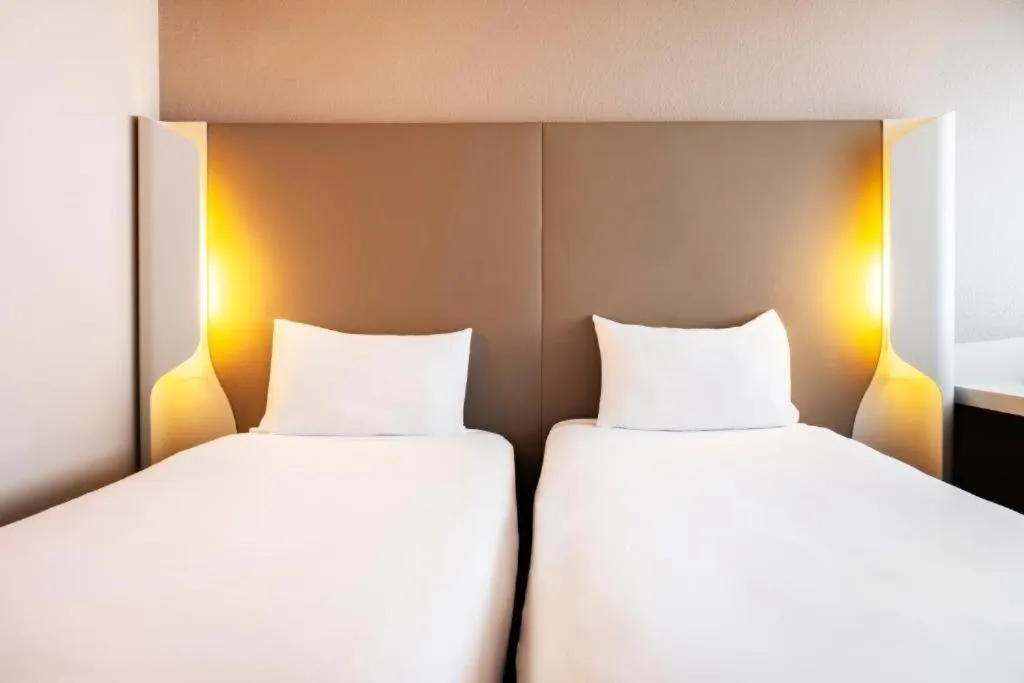 Bedroom, Bed in Campanile Saint Quentin