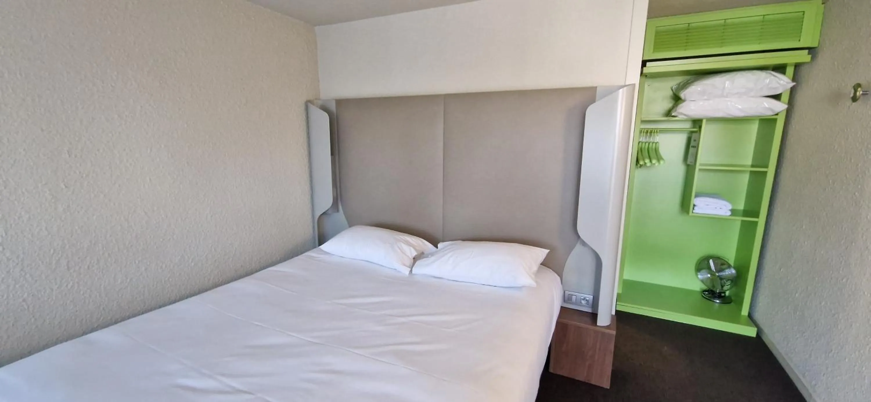 Bedroom, Bed in Campanile Saint Quentin