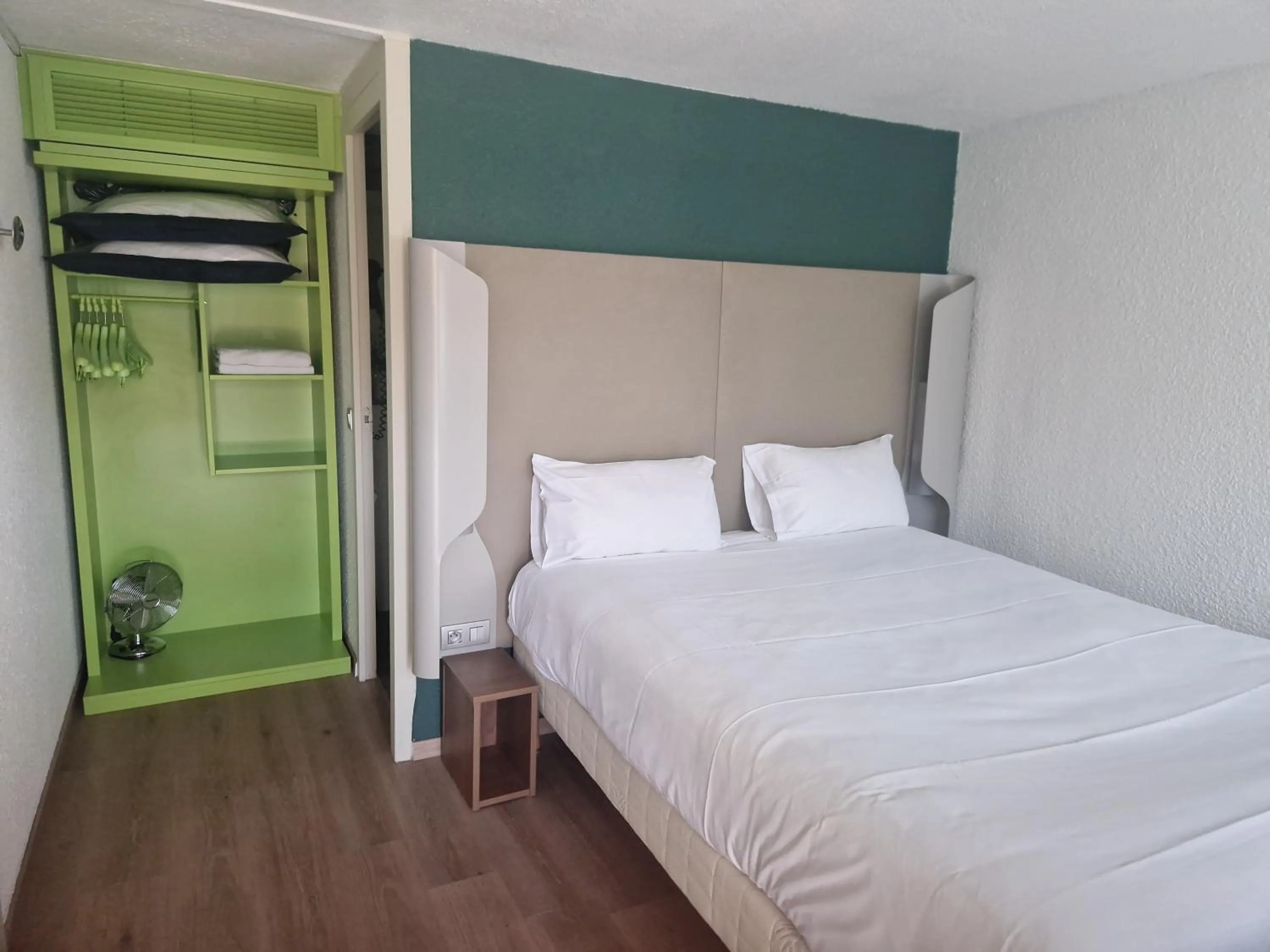 Bedroom, Bed in Campanile Saint Quentin