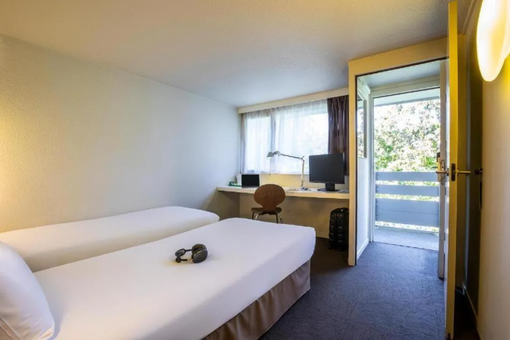 Bedroom, Bed in Campanile Saint Quentin