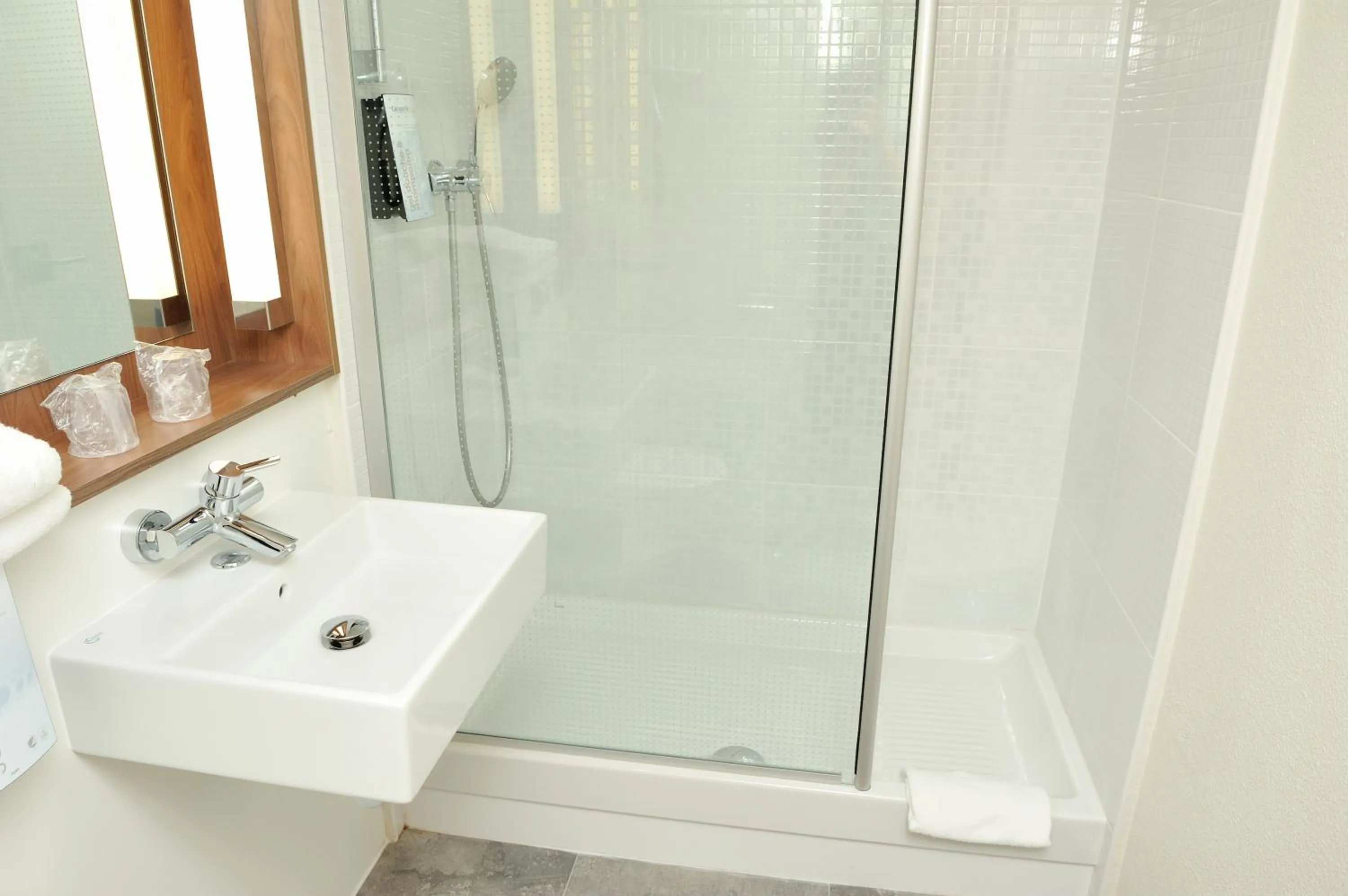 Shower in Campanile Clermont Ferrand - Le Brezet