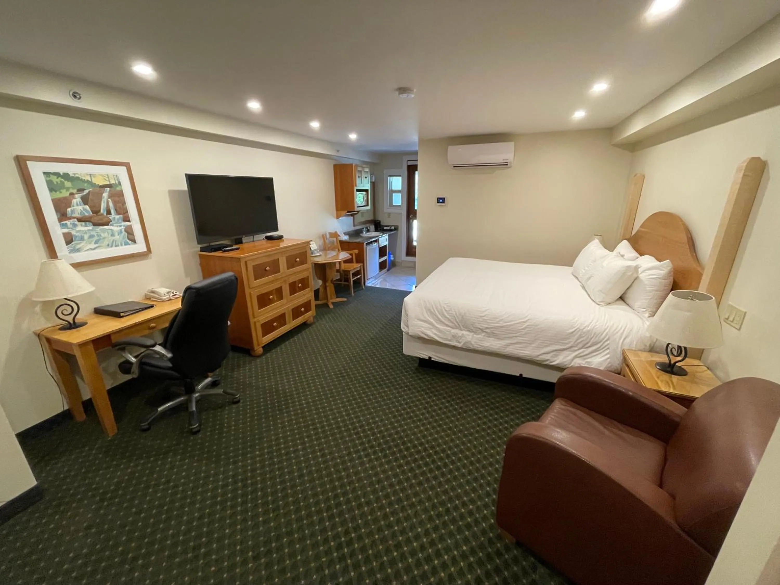 Photo of the whole room, Bed in Park Place Lodge