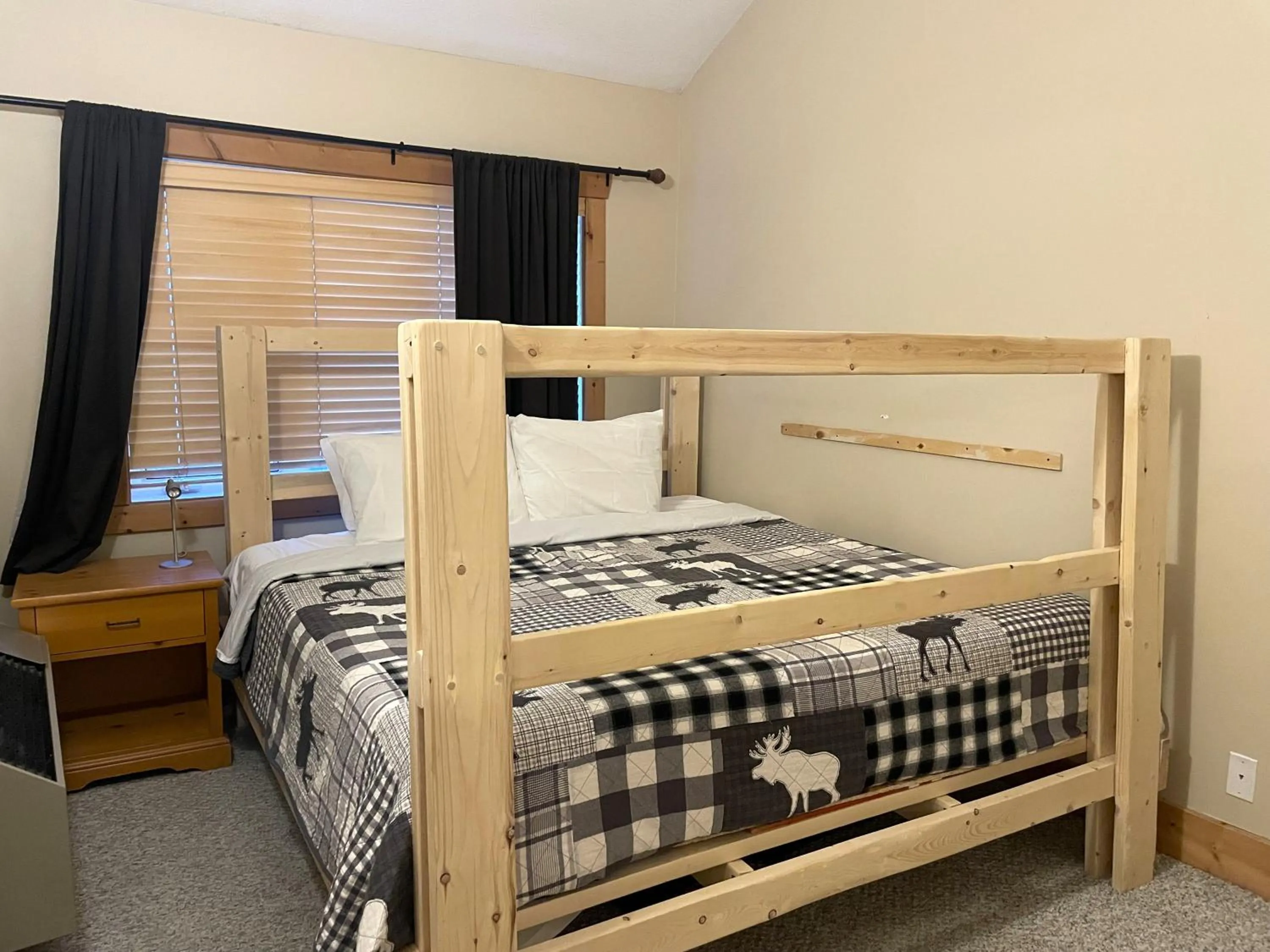 Bedroom, Bed in Cornerstone Lodge by Park Vacation Management