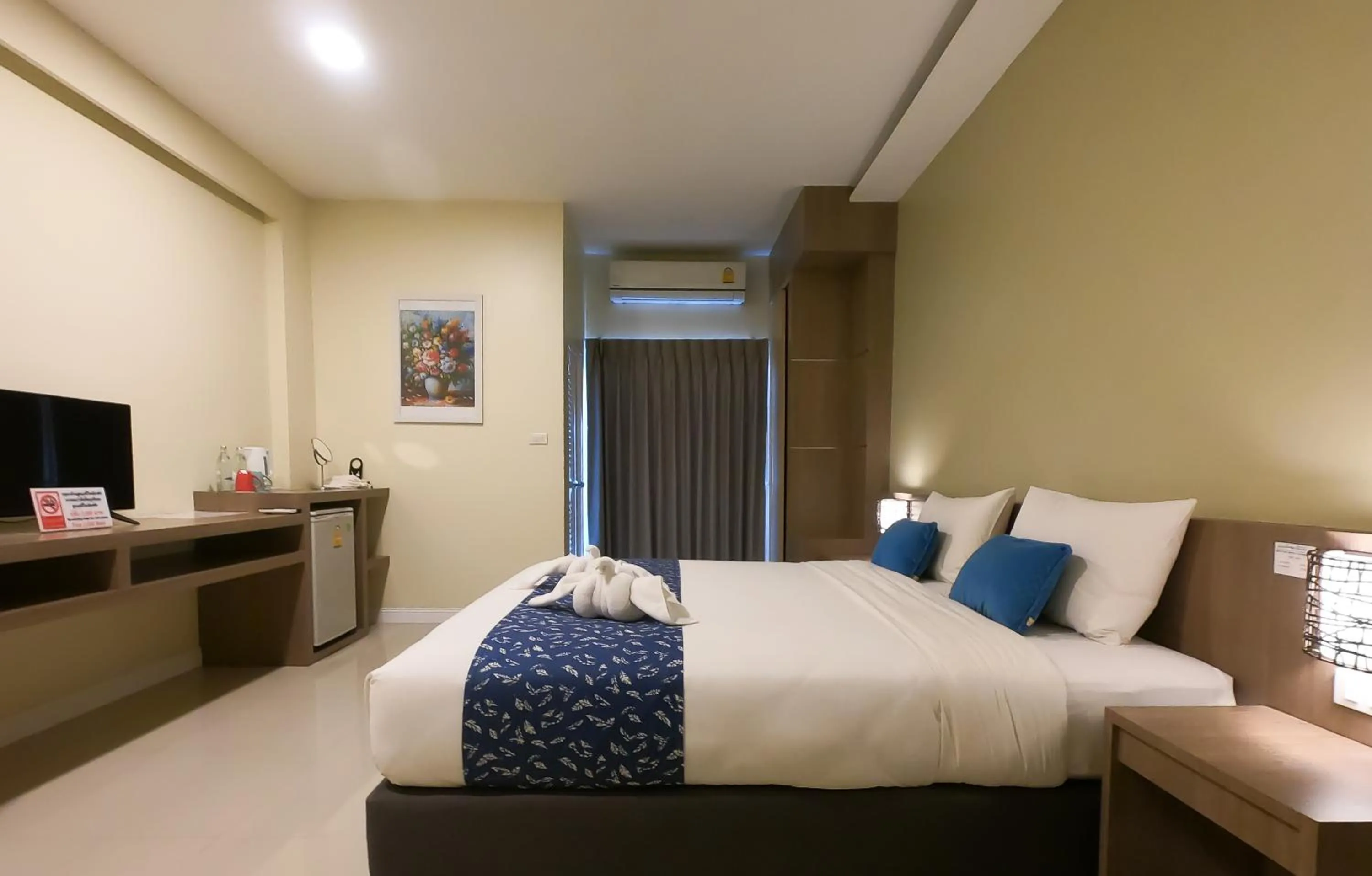 Photo of the whole room, Bed in It's me Keawanong Hotel