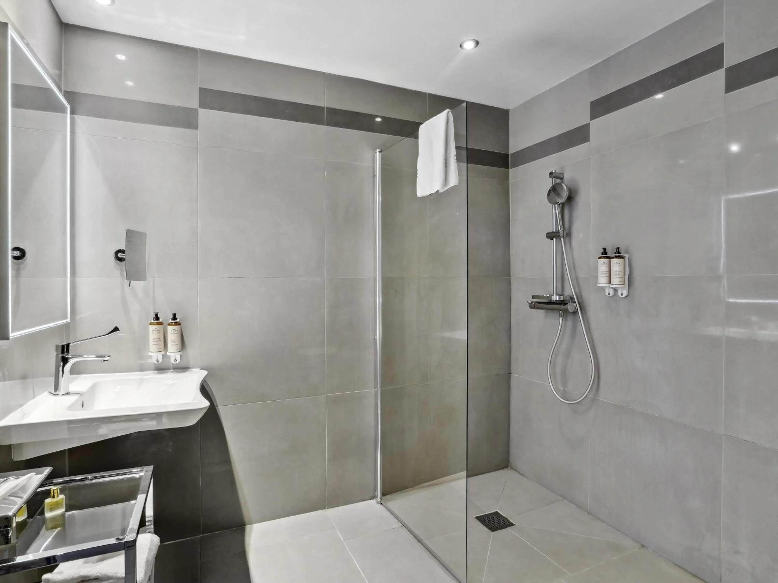 Photo of the whole room in Mercure Paris Opéra Faubourg Montmartre