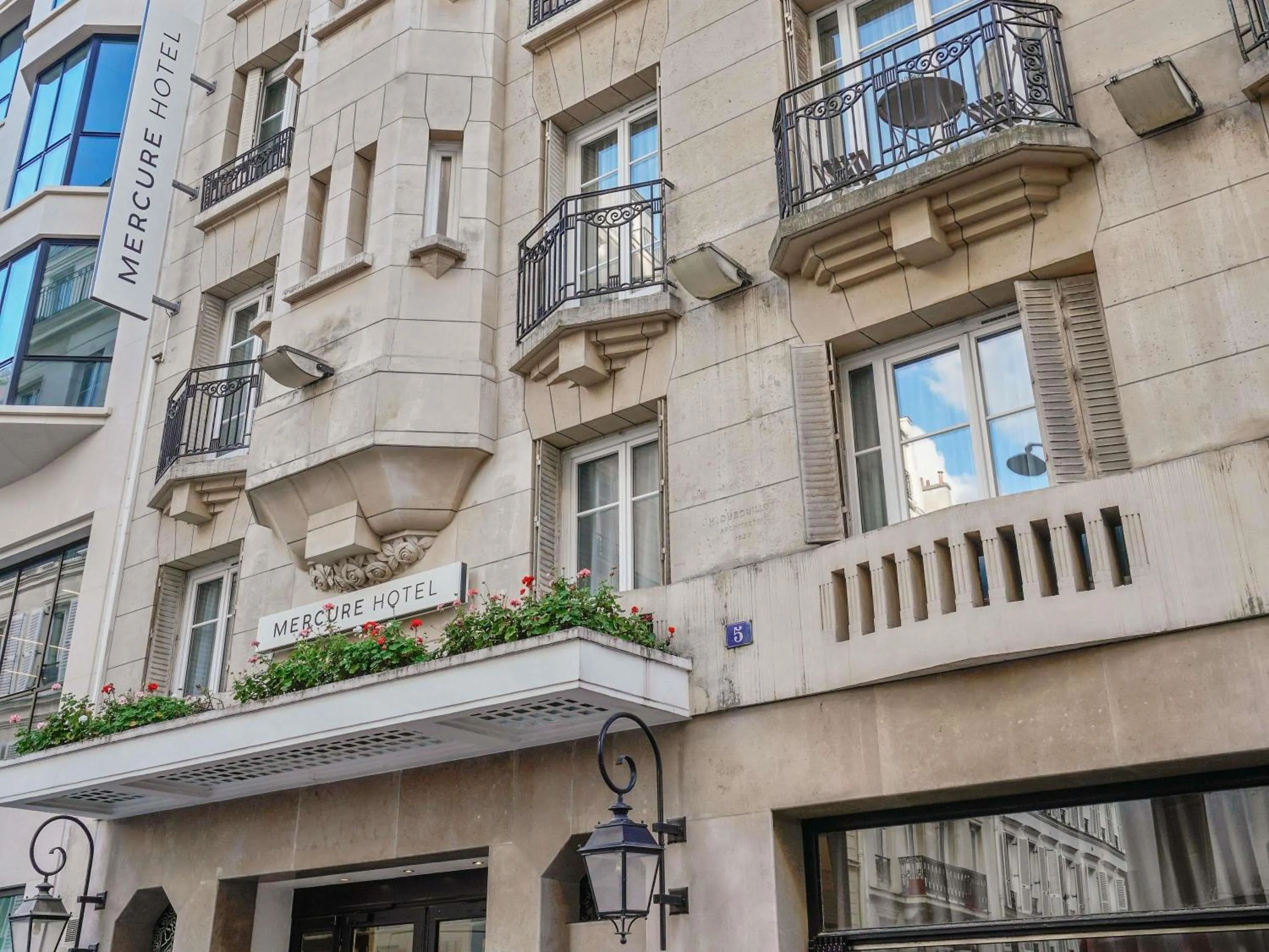 Property building in Mercure Paris Opéra Faubourg Montmartre