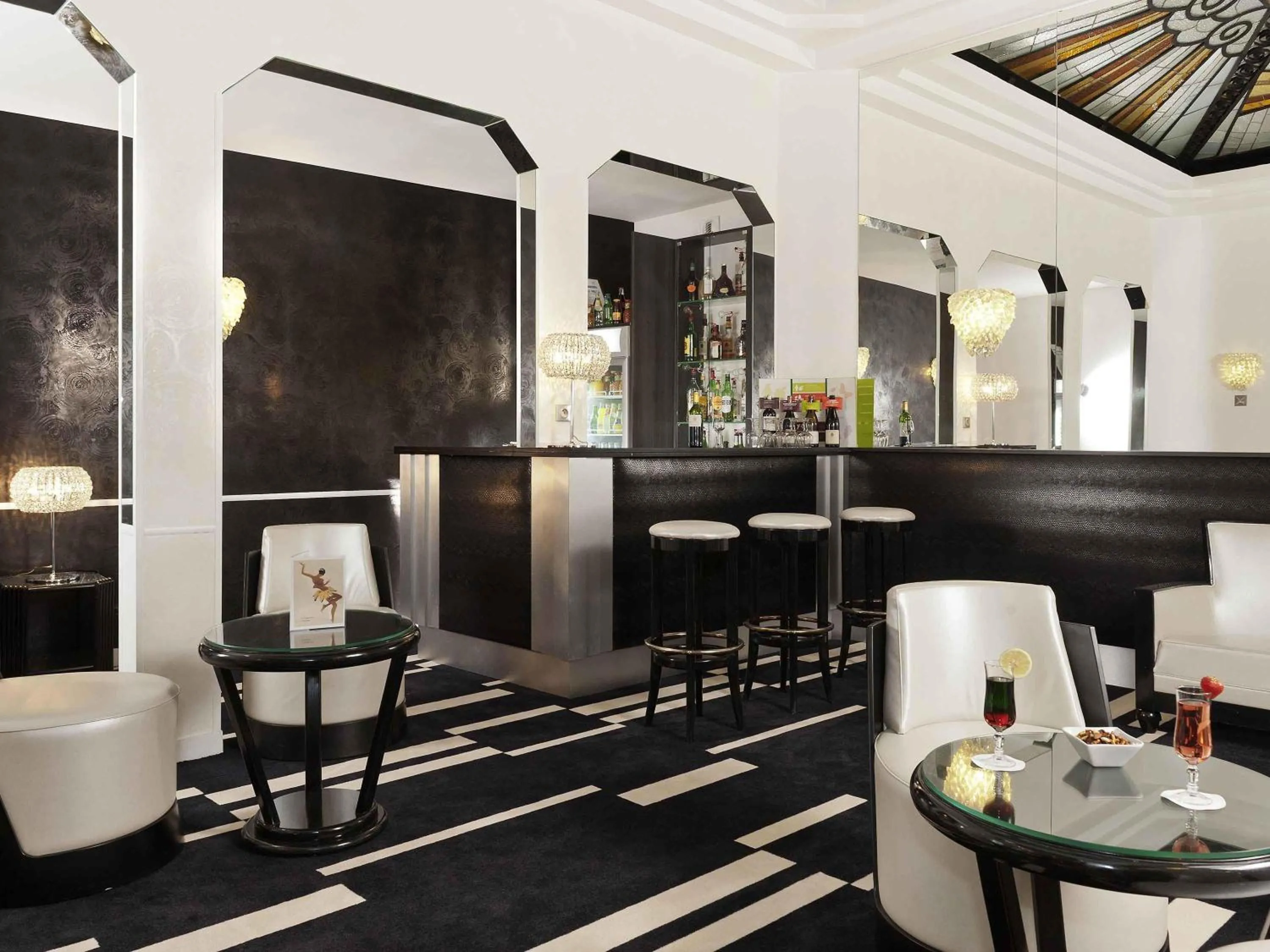 Lounge or bar in Mercure Paris Opéra Faubourg Montmartre