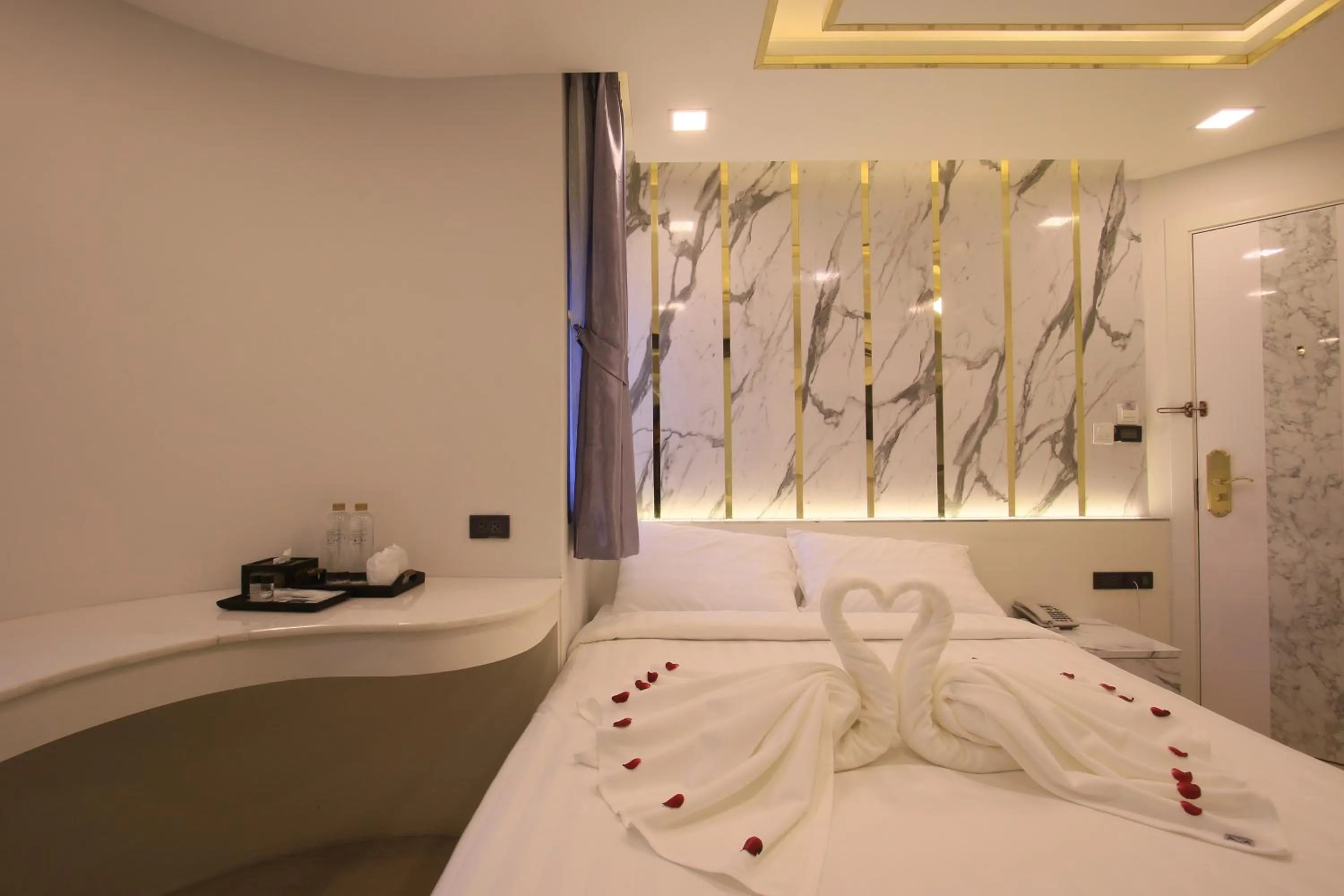 Bed in Pratunam Atrium Hotel