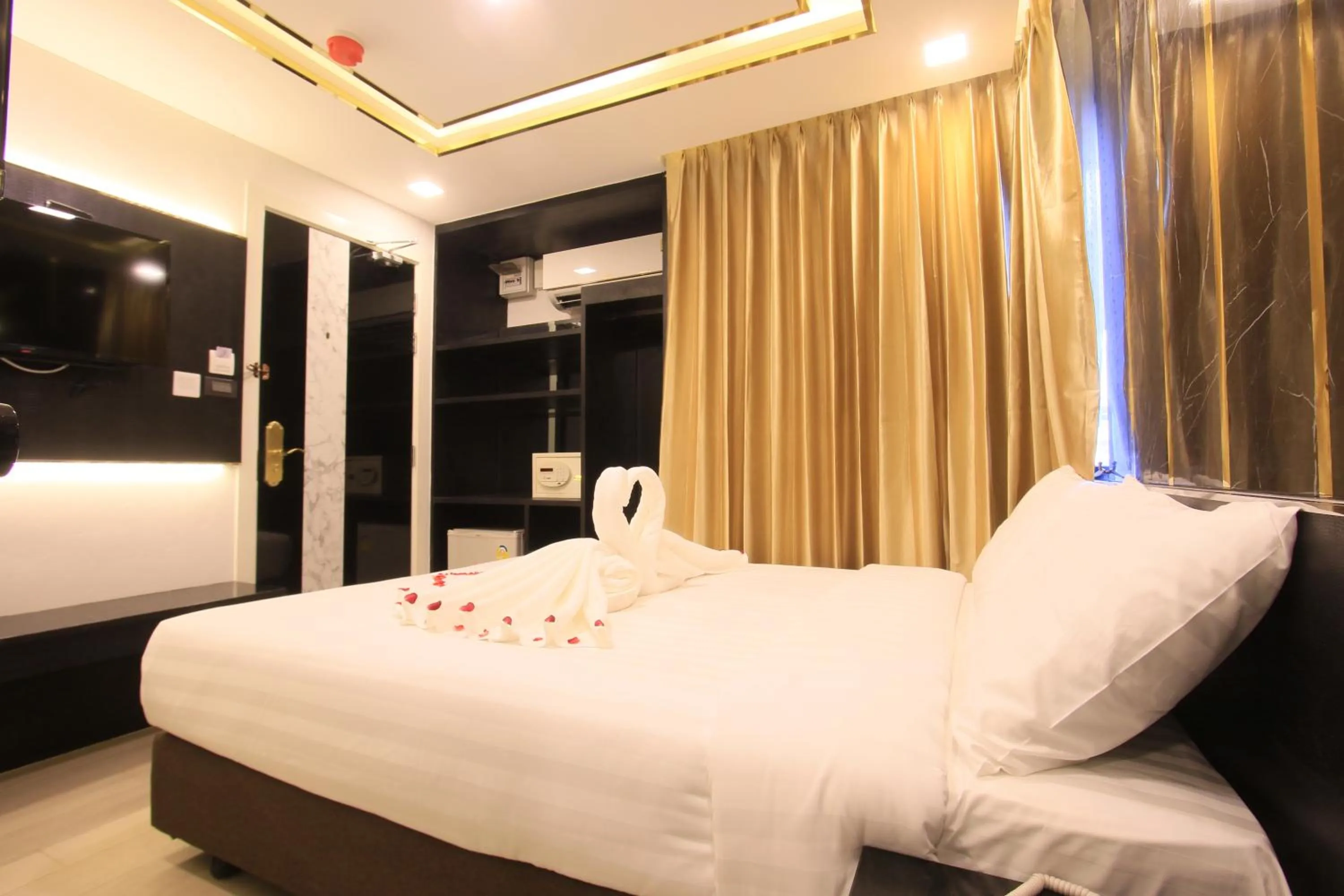 Photo of the whole room, Bed in Pratunam Atrium Hotel