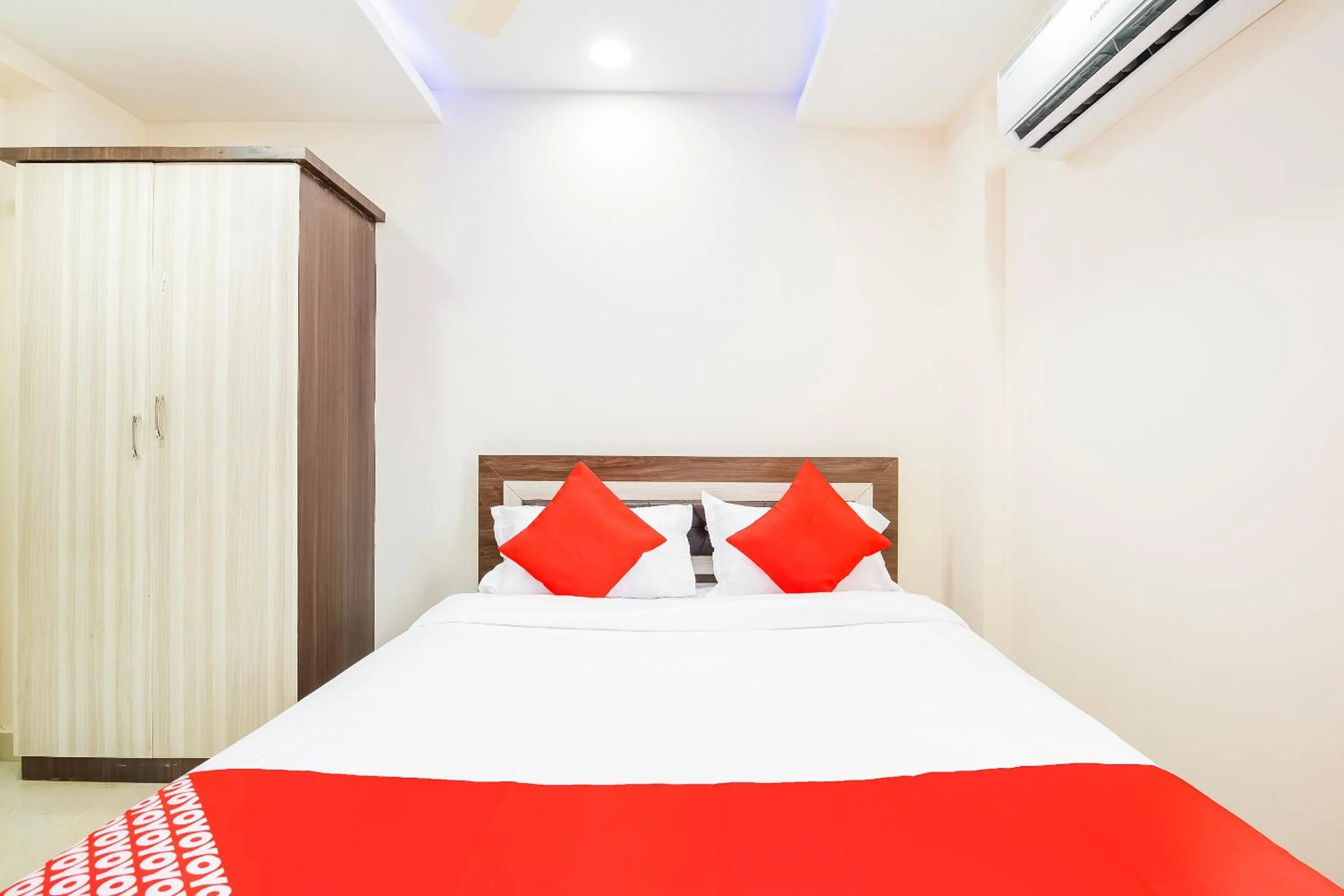 Bedroom, Bed in Super Capital O RR Towers by CJ