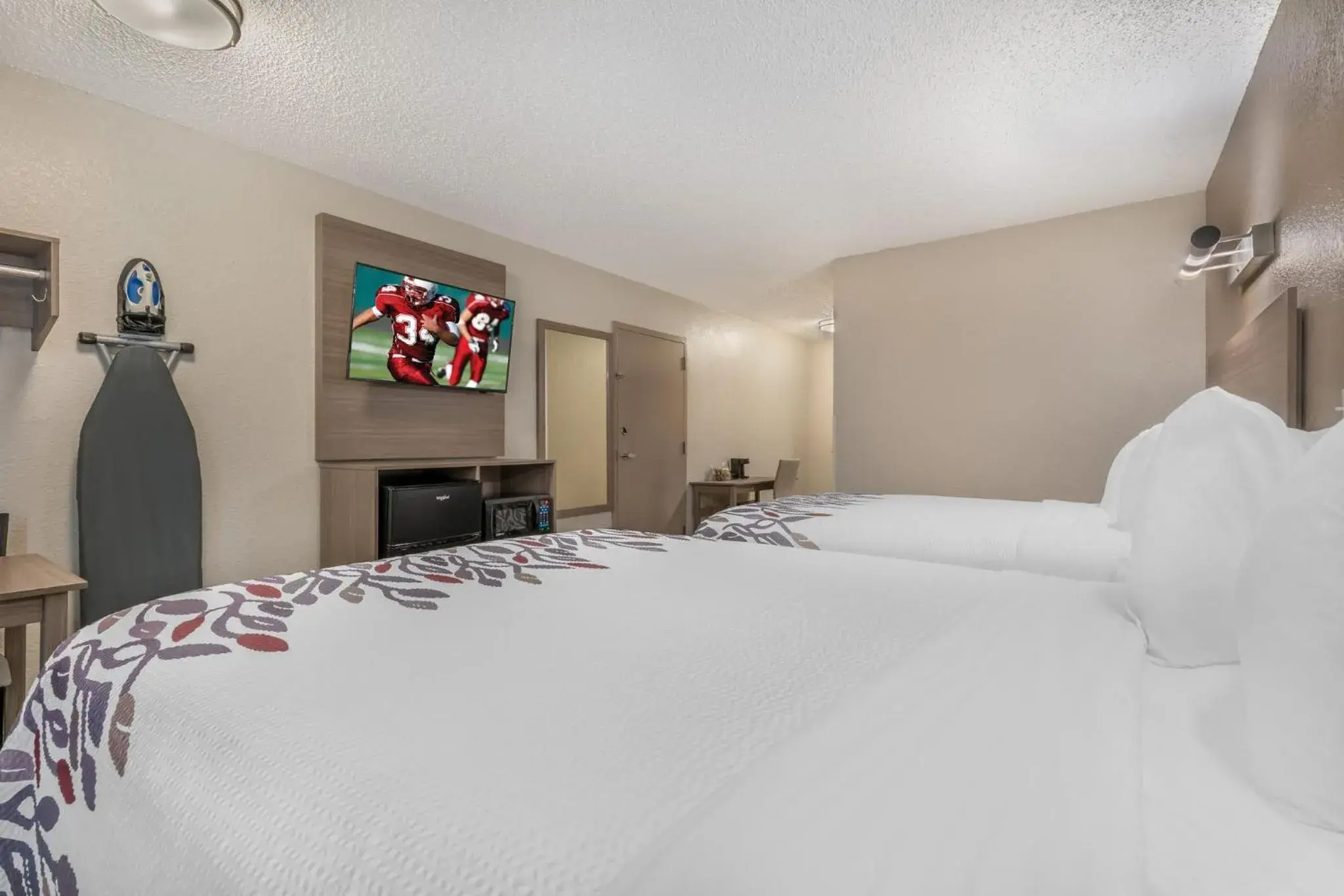 Deluxe Room with Two Queen Beds Disability Access Roll-In Shower Non-Smoking in Red Roof Inn Houston Brookhollow Deluxe Room with Two Queen Beds Disability Access Roll-In Shower Non-Smoking in Red Roof Inn Houston Brookhollow