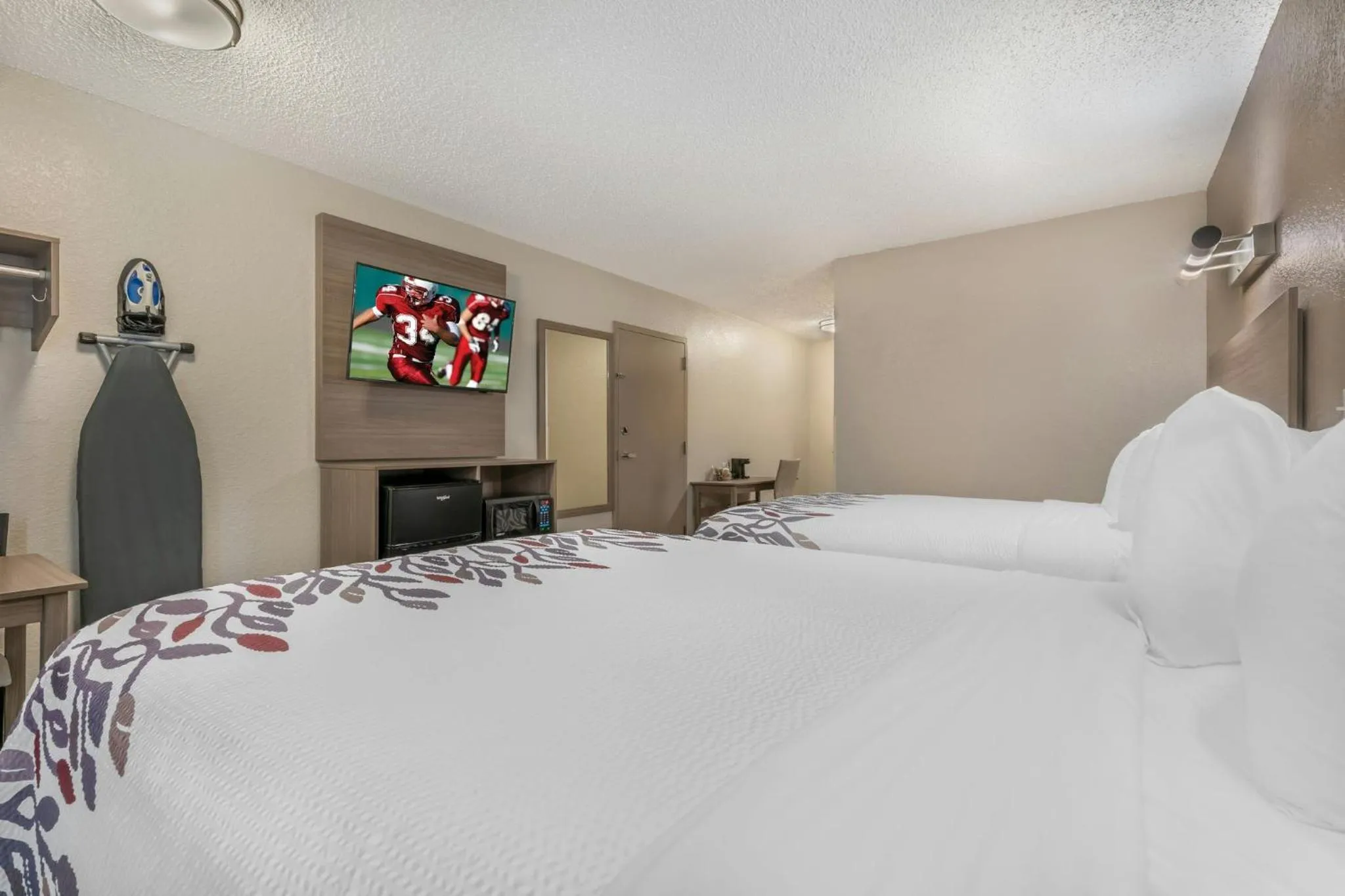 Photo of the whole room, Bed in Red Roof Inn Houston Brookhollow