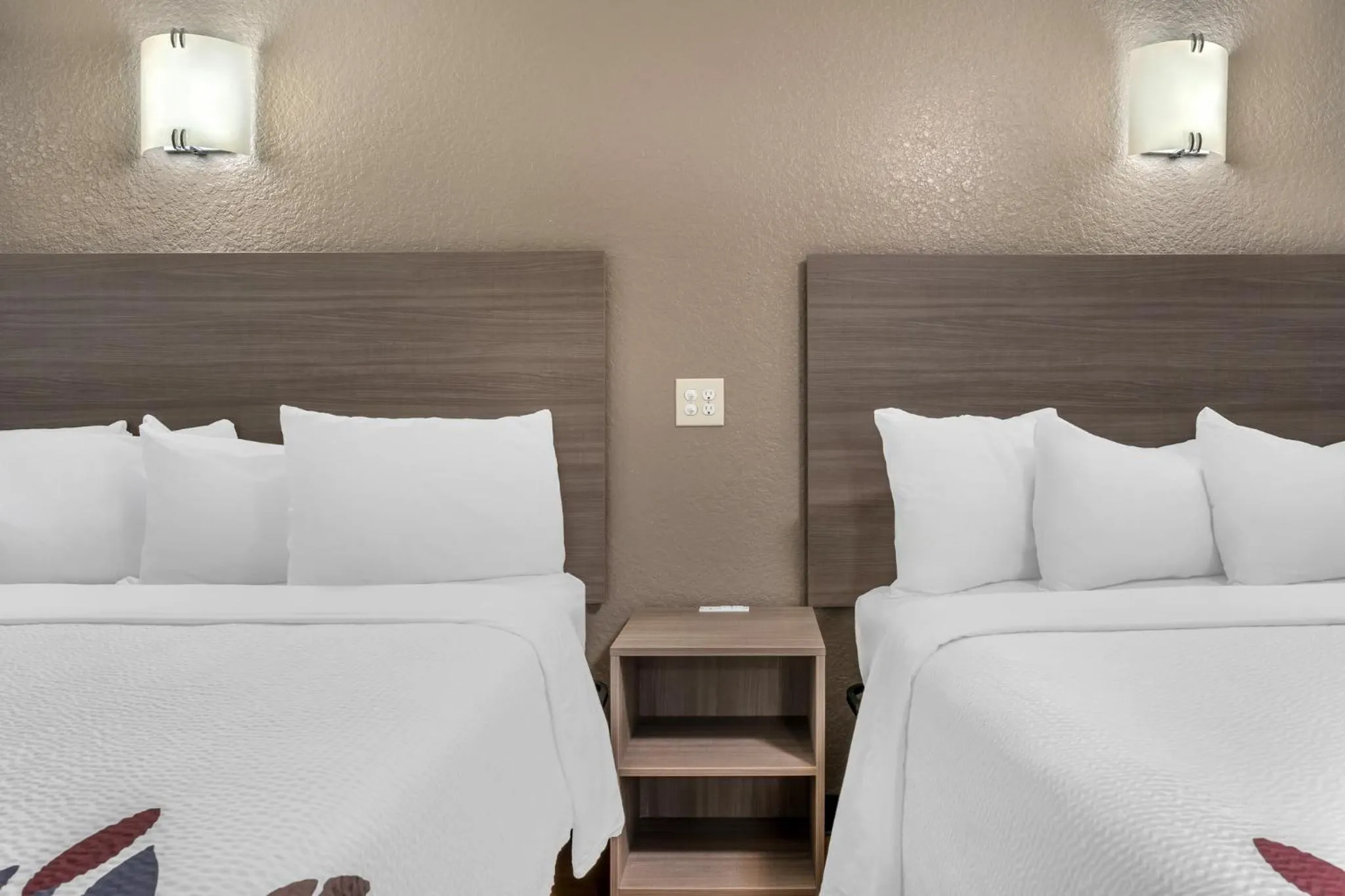 Photo of the whole room, Bed in Red Roof Inn Houston Brookhollow