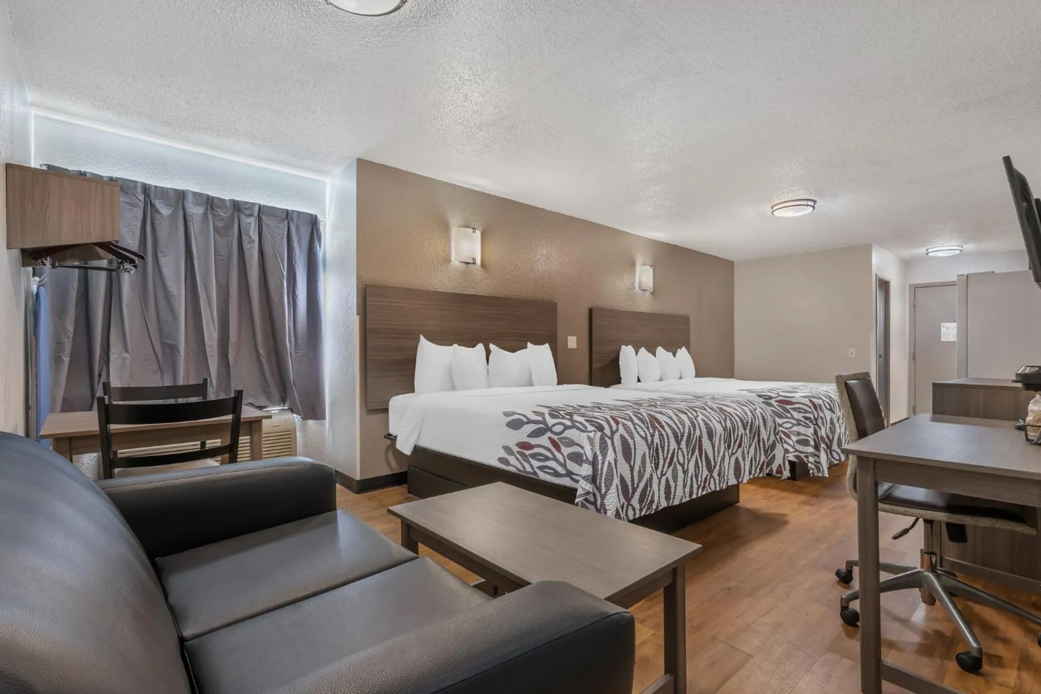 Photo of the whole room, Bed in Red Roof Inn Houston Brookhollow