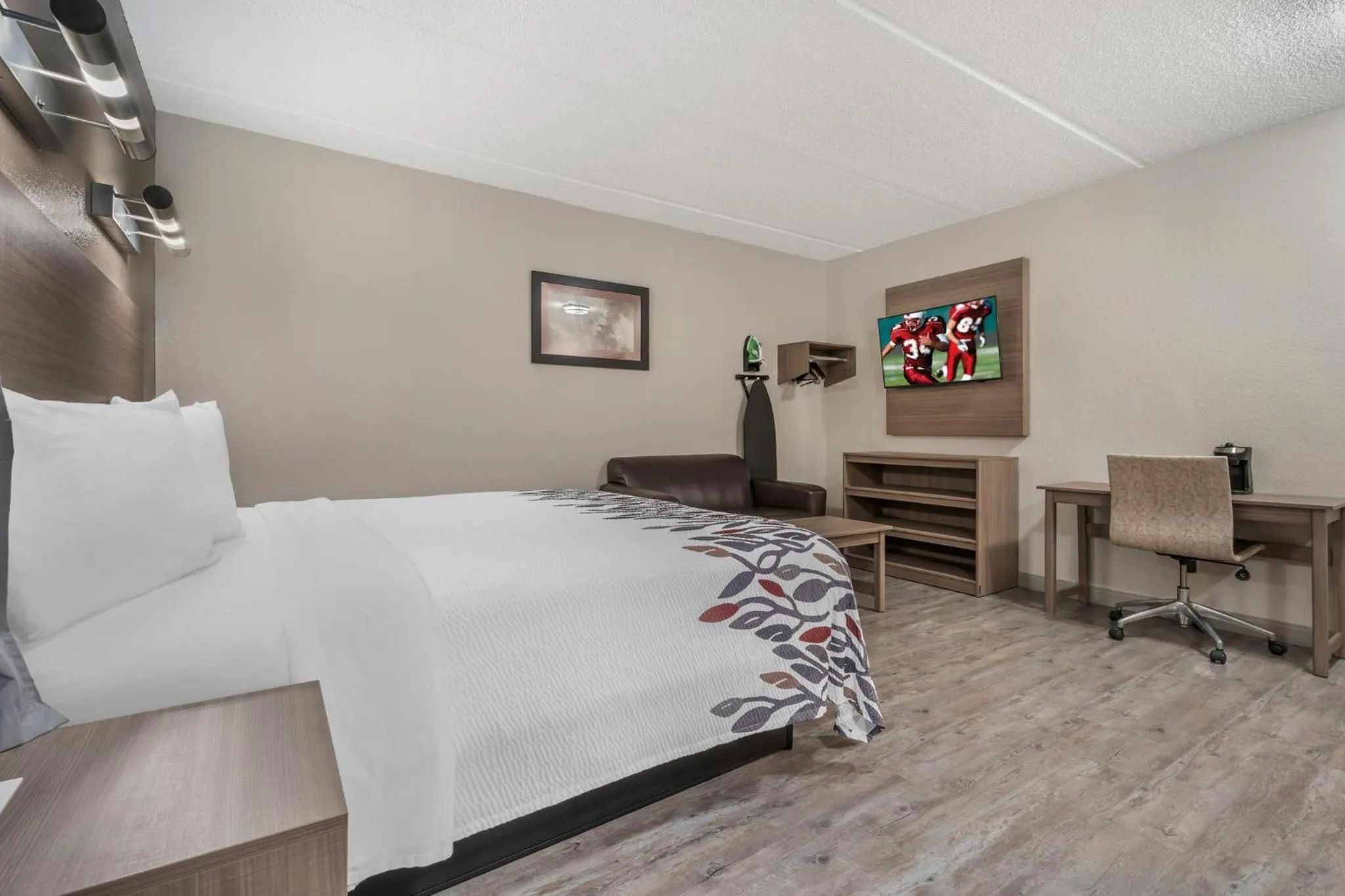 Photo of the whole room, Bed in Red Roof Inn Houston Brookhollow