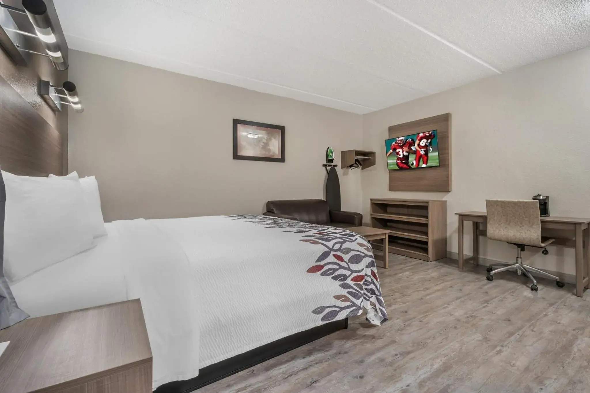 Superior King Room with Kitchen and Sofa Bed Non-Smoking in Red Roof Inn Houston Brookhollow Superior King Room with Kitchen and Sofa Bed Non-Smoking in Red Roof Inn Houston Brookhollow