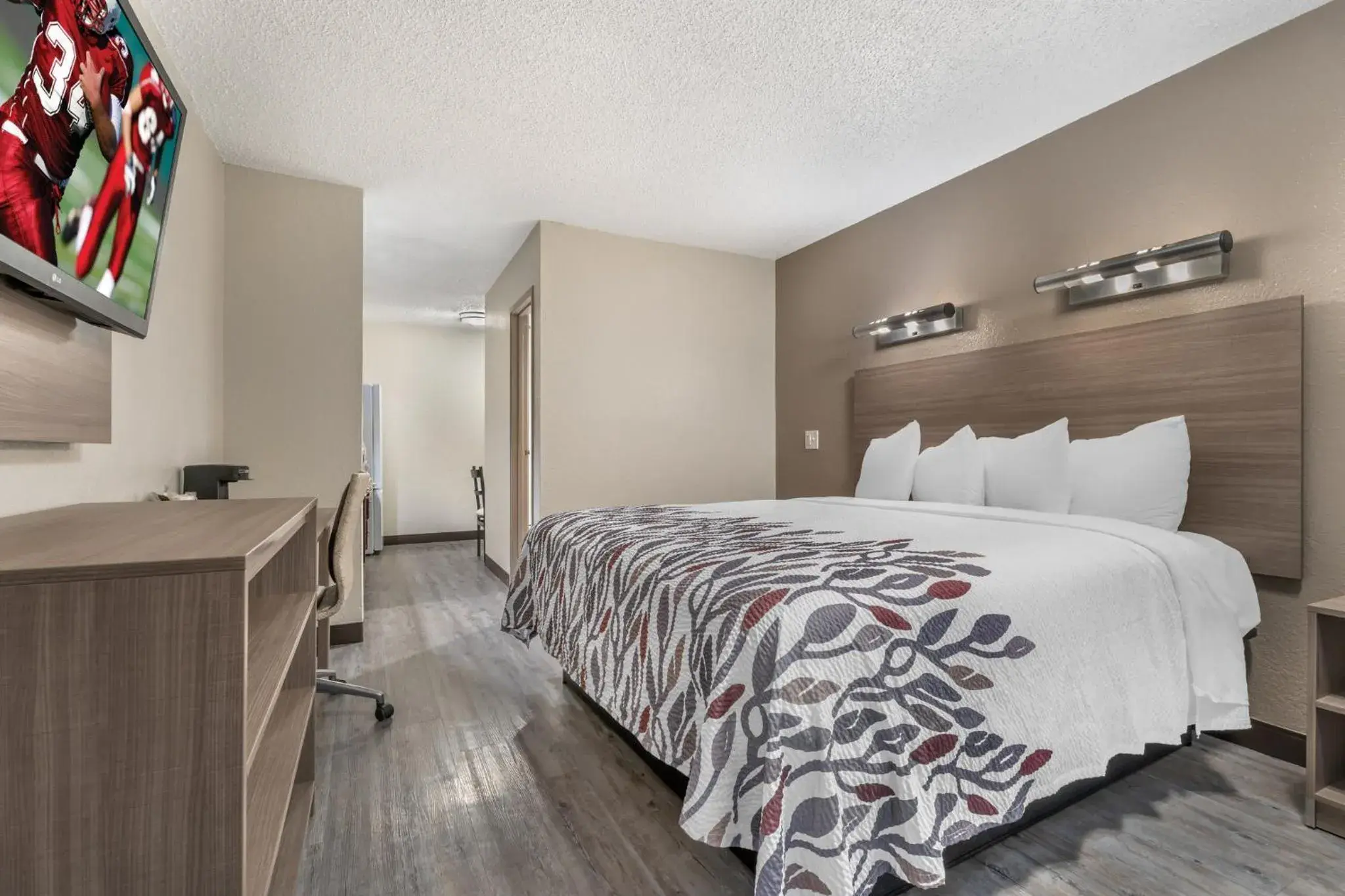 Deluxe King Room with Kitchenette Smoking in Red Roof Inn Houston Brookhollow Deluxe King Room with Kitchenette Smoking in Red Roof Inn Houston Brookhollow