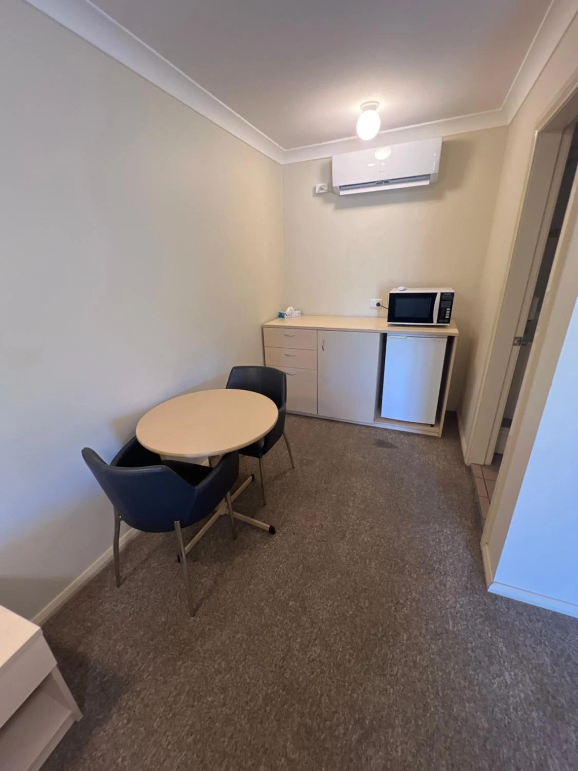 OVERLANDER MOTOR LODGE