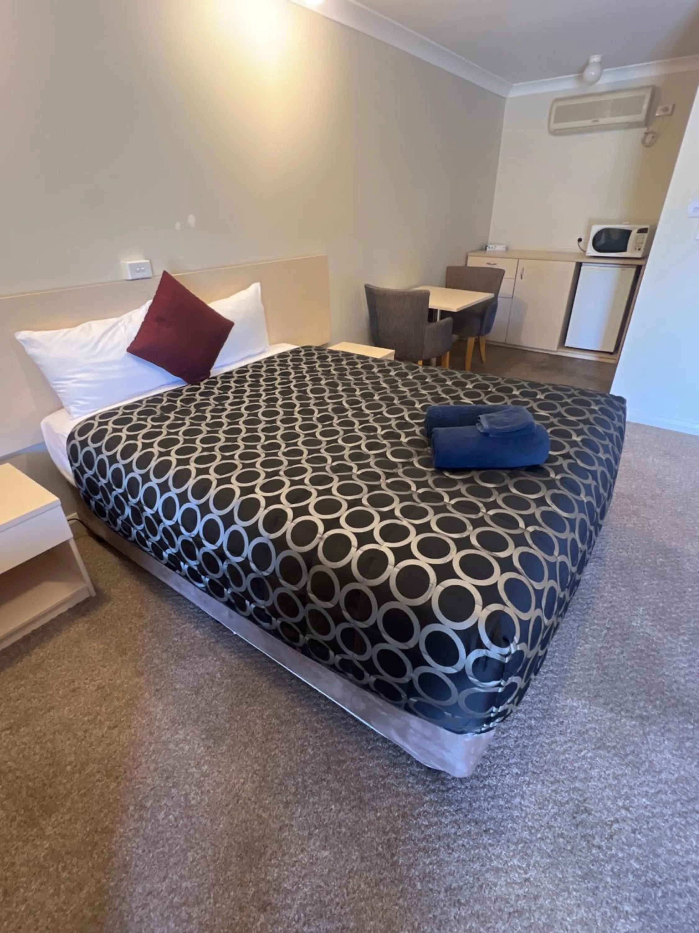 Bed in OVERLANDER MOTOR LODGE