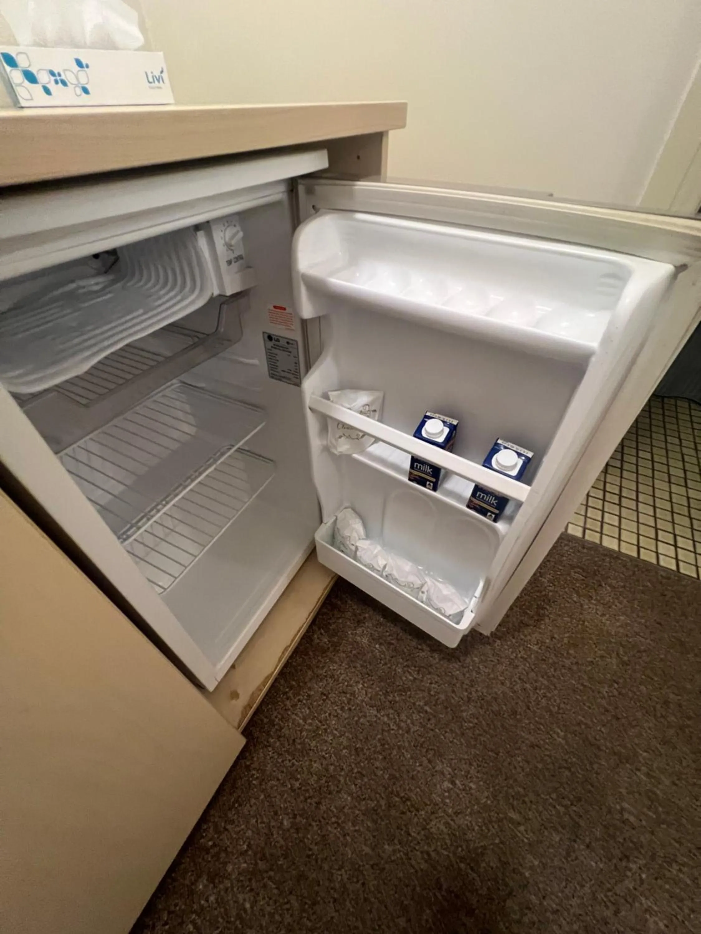 Kitchen or kitchenette in OVERLANDER MOTOR LODGE