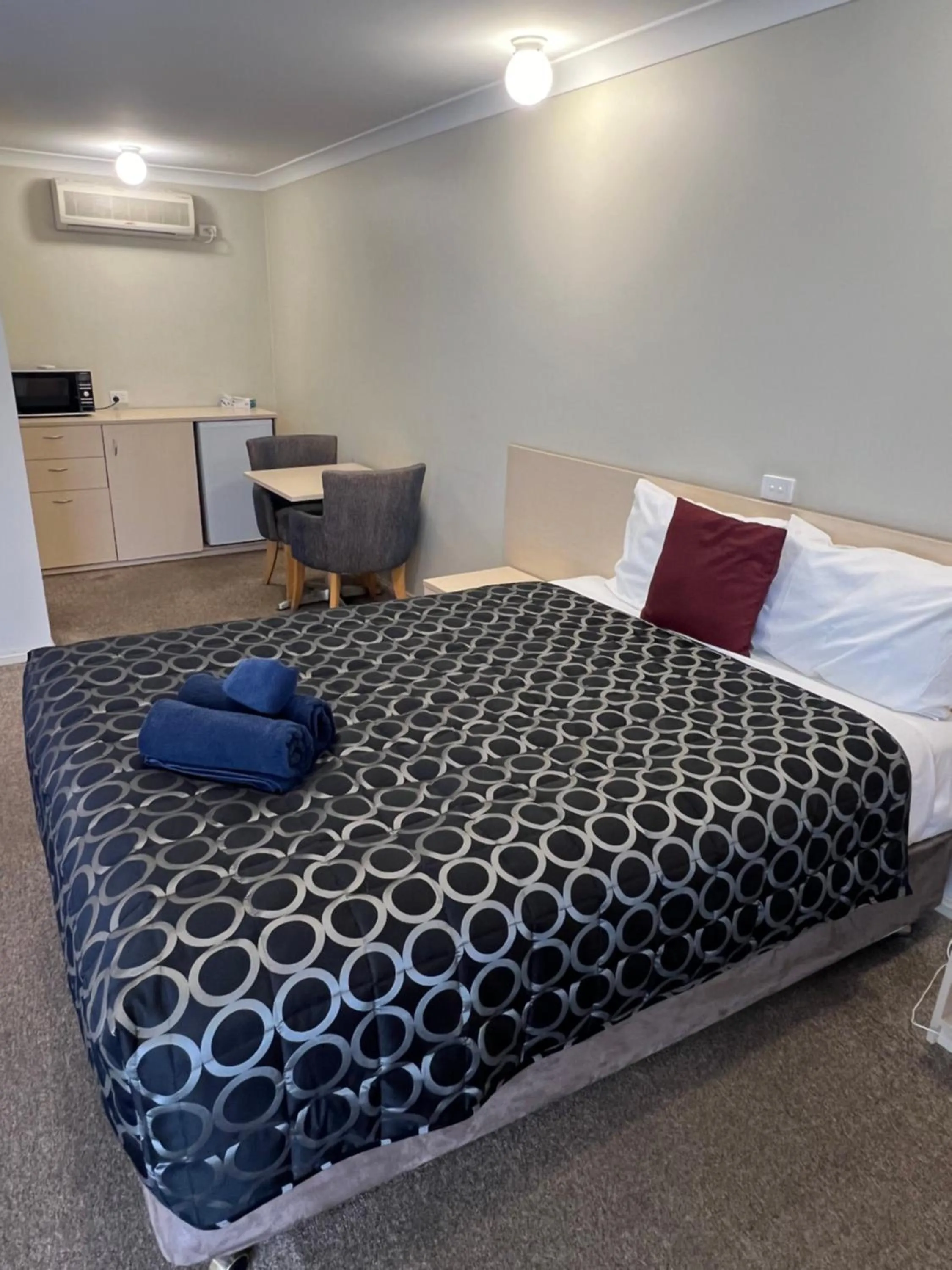 Bed in OVERLANDER MOTOR LODGE