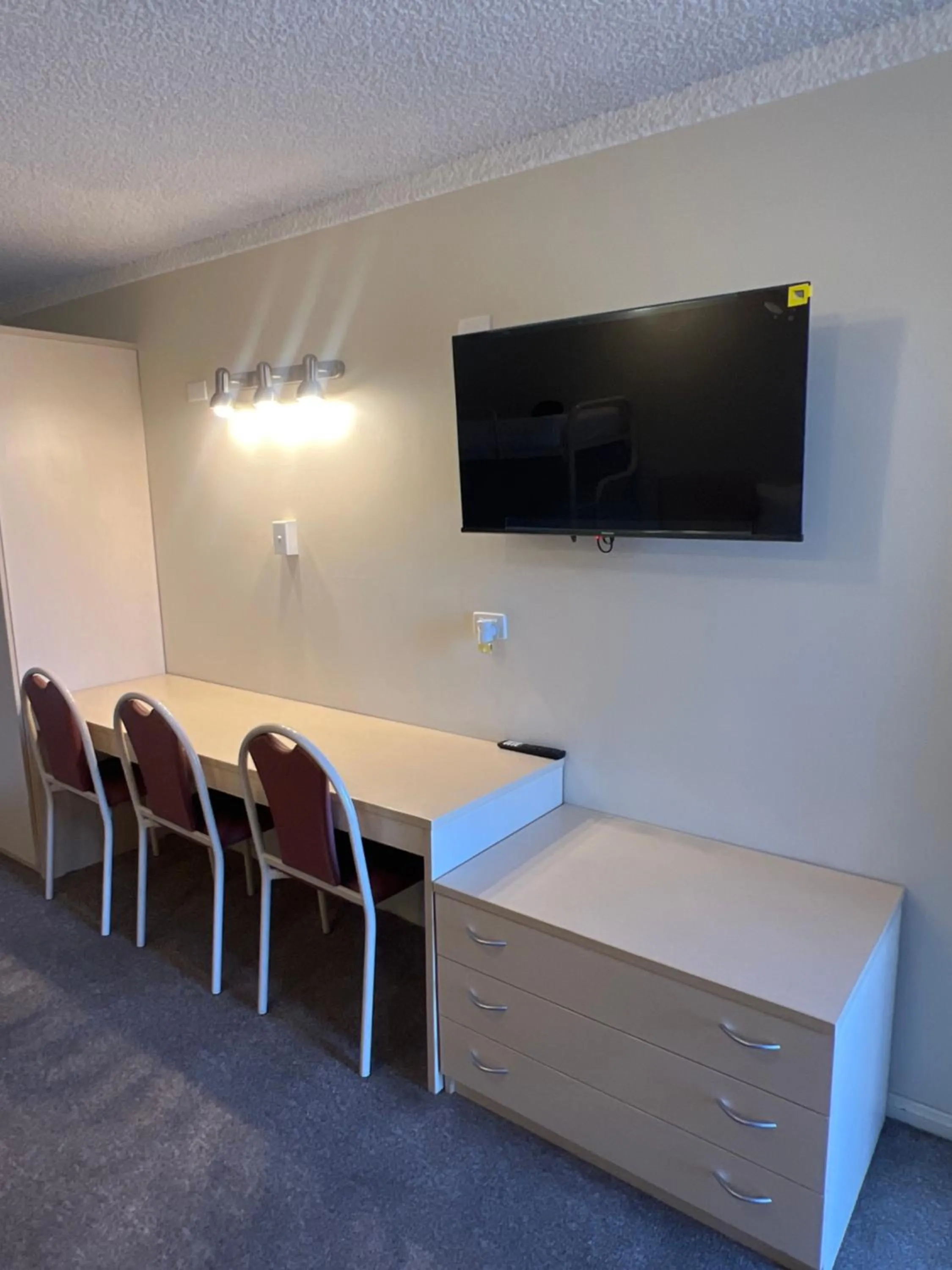 TV and multimedia in OVERLANDER MOTOR LODGE