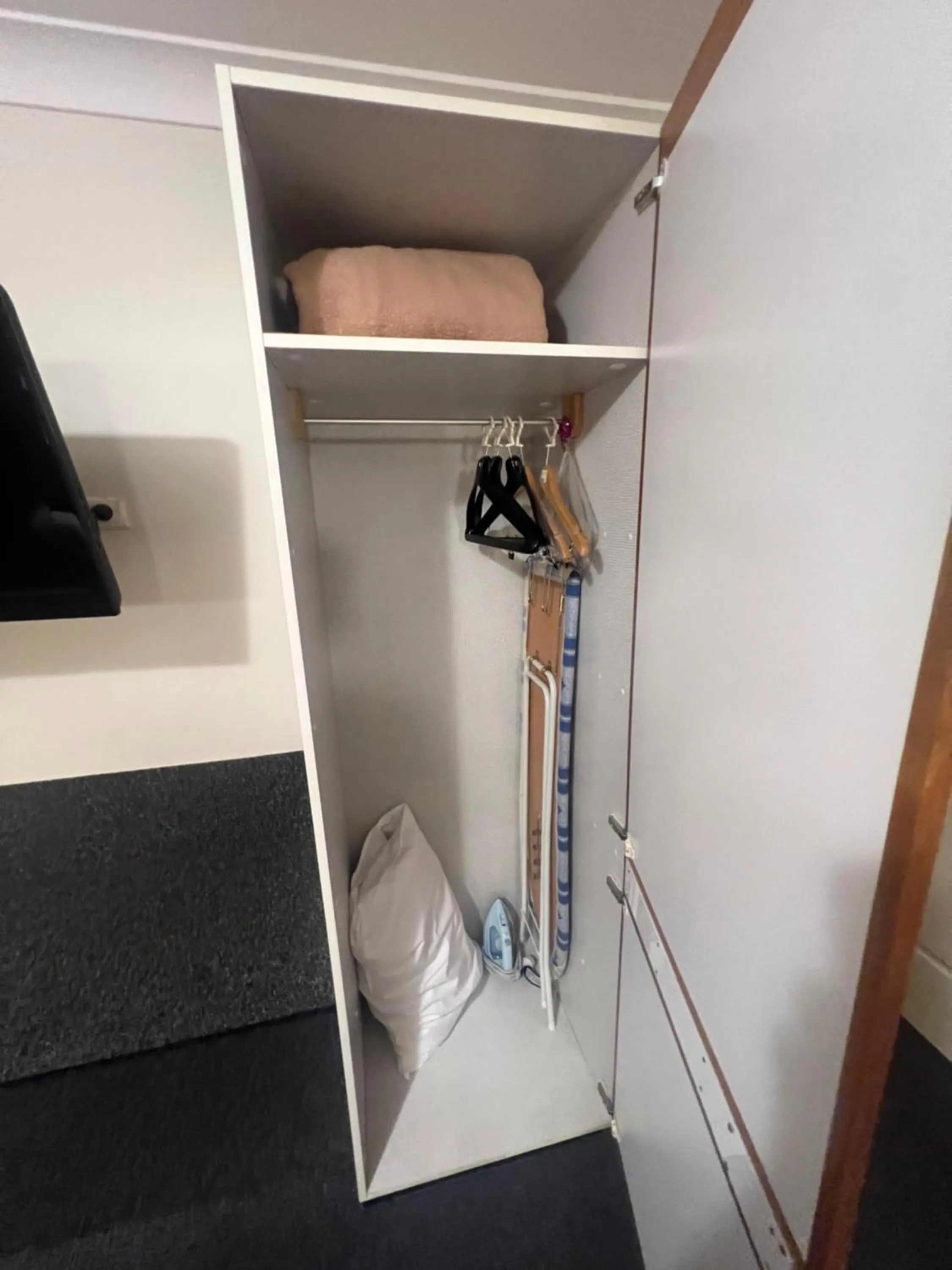 furniture in OVERLANDER MOTOR LODGE