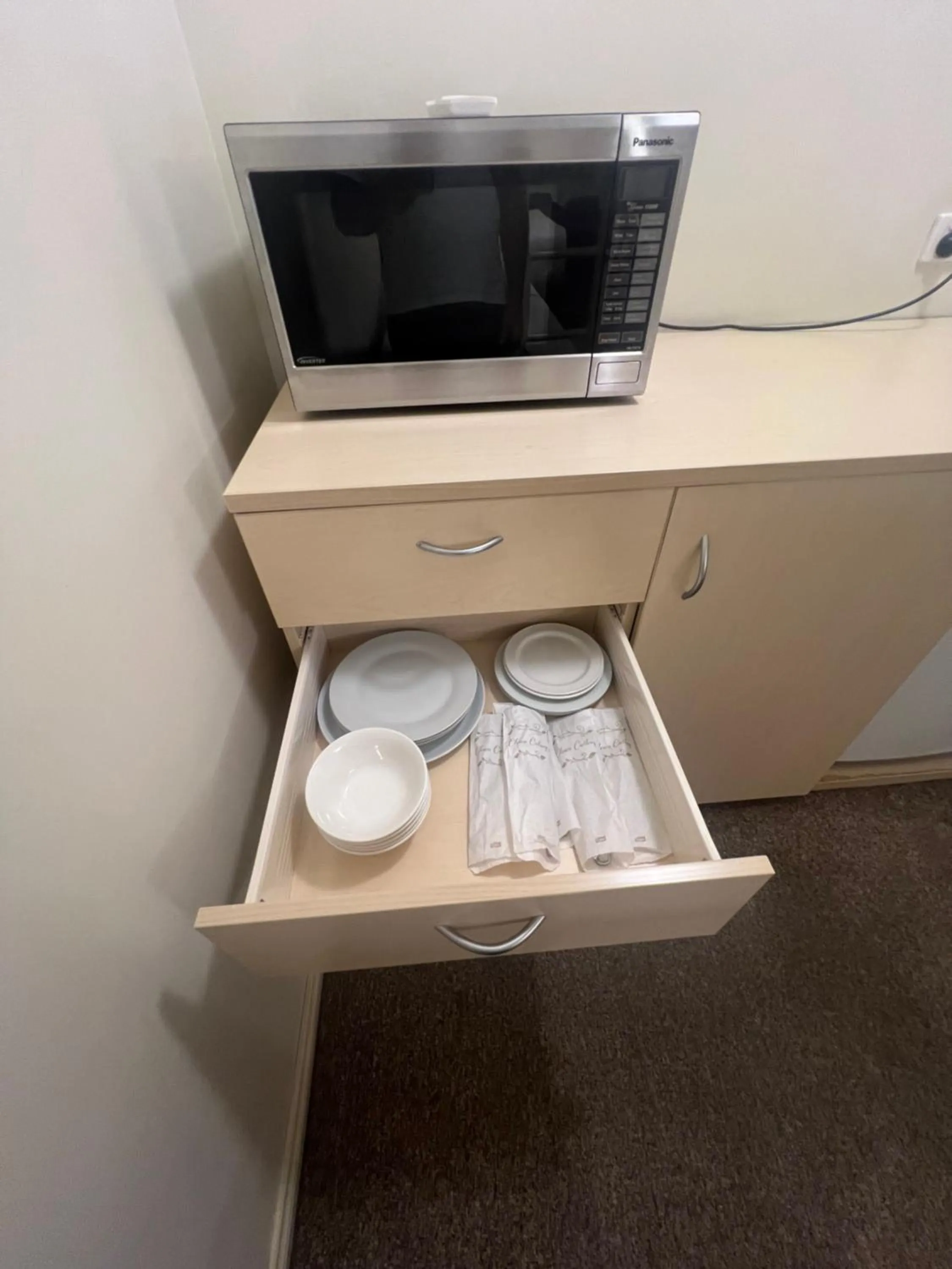 Kitchen or kitchenette in OVERLANDER MOTOR LODGE