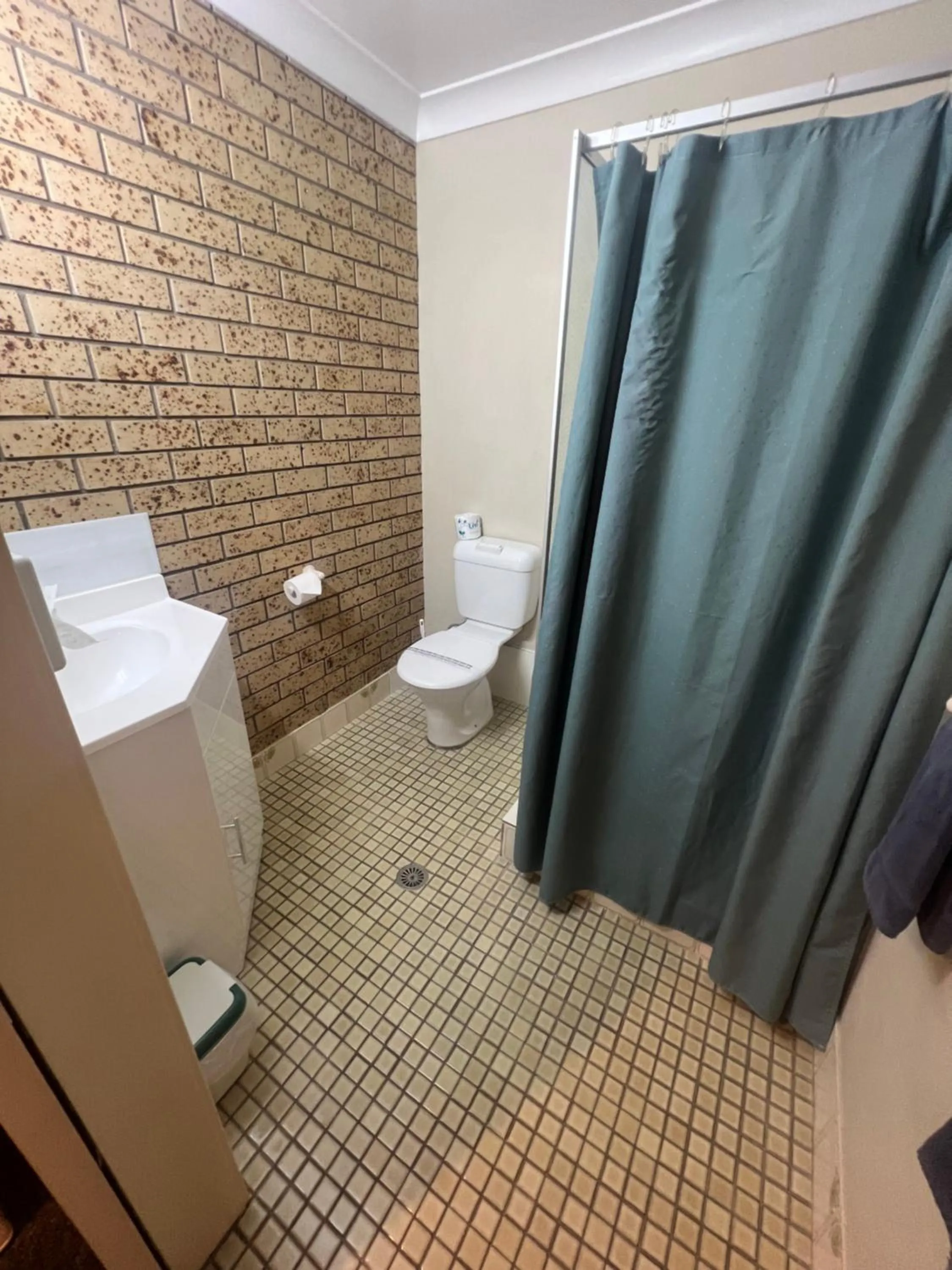 Shower in OVERLANDER MOTOR LODGE