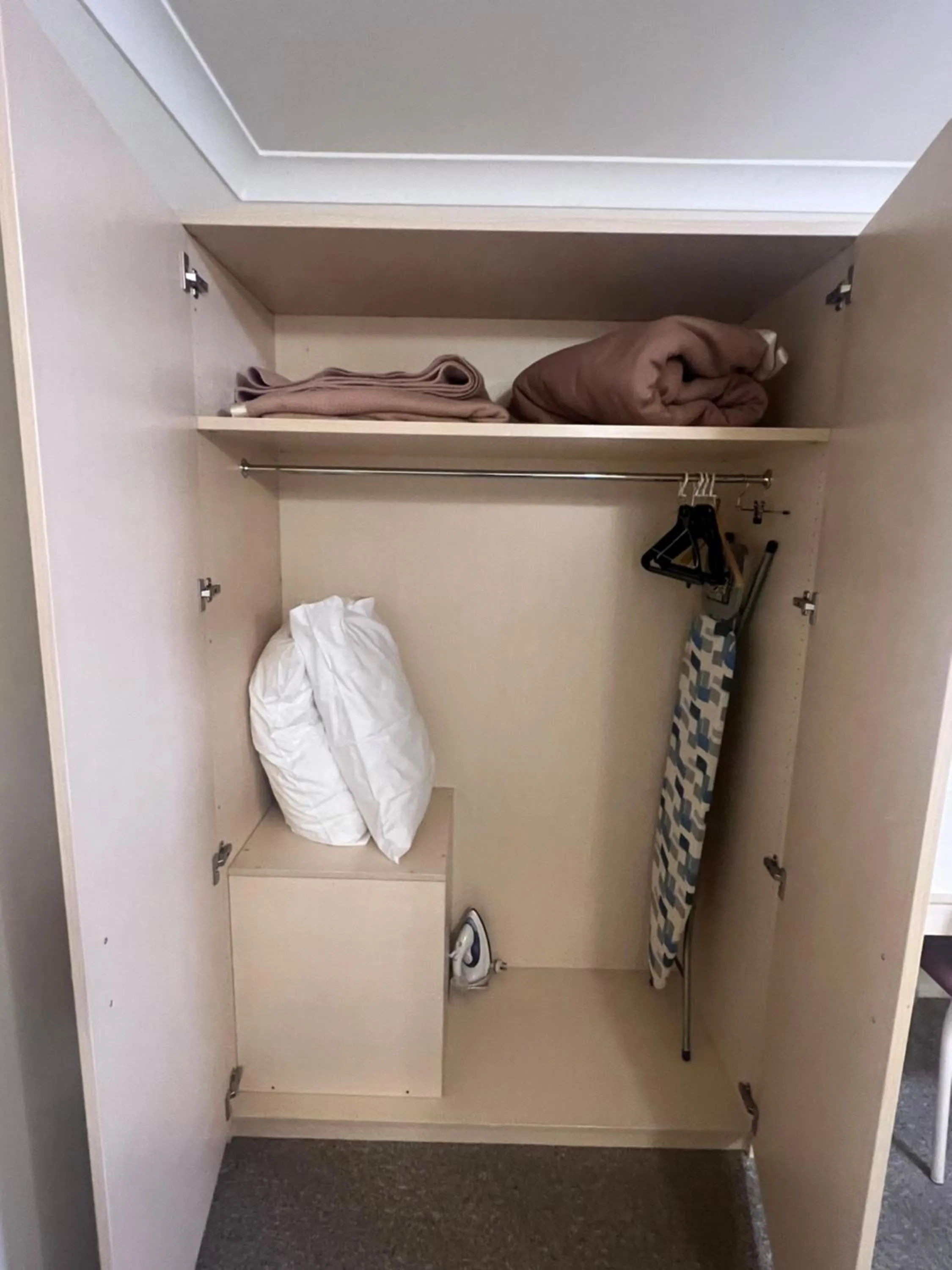 furniture in OVERLANDER MOTOR LODGE