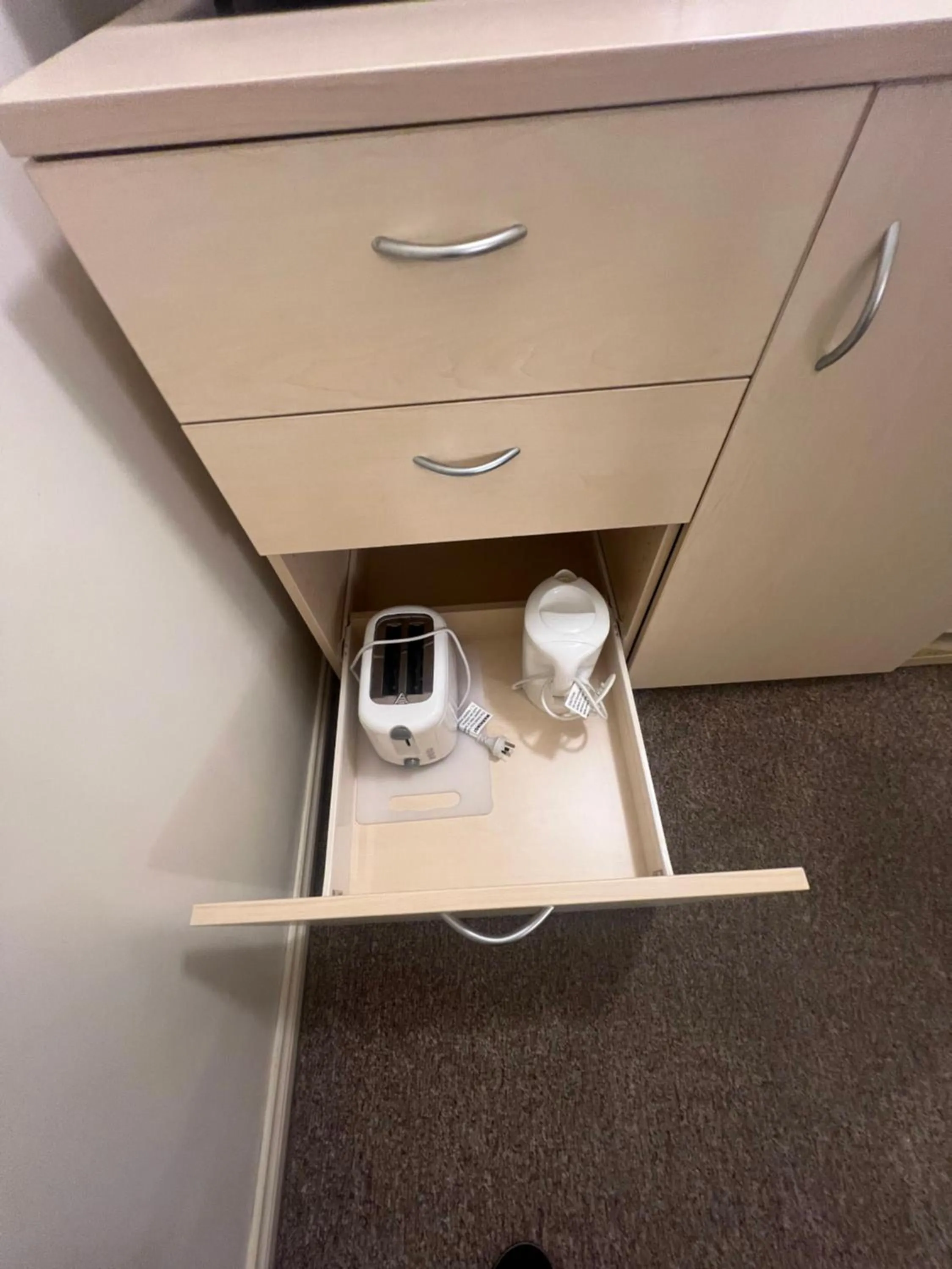 Kitchen or kitchenette in OVERLANDER MOTOR LODGE