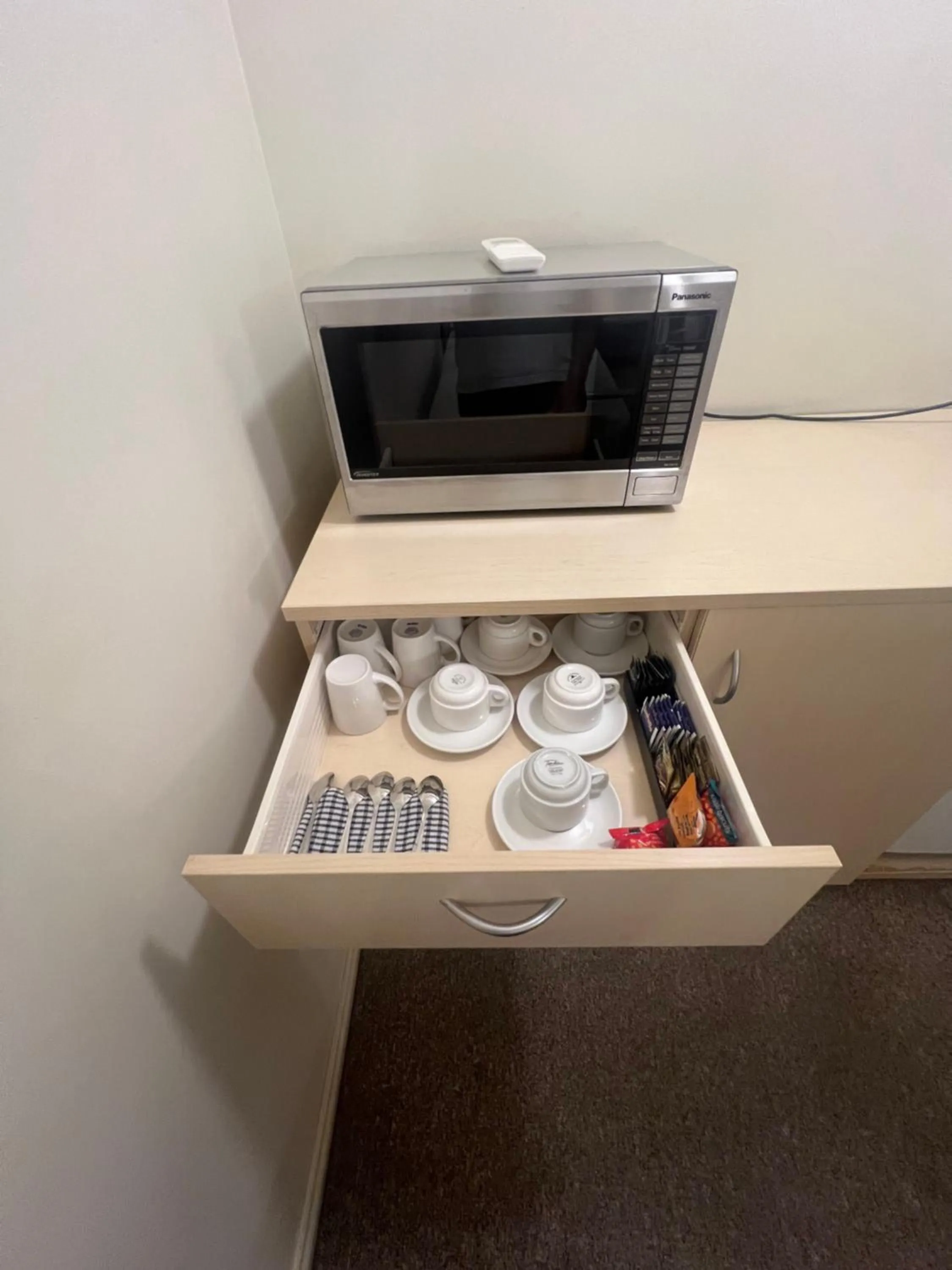 Kitchen or kitchenette in OVERLANDER MOTOR LODGE