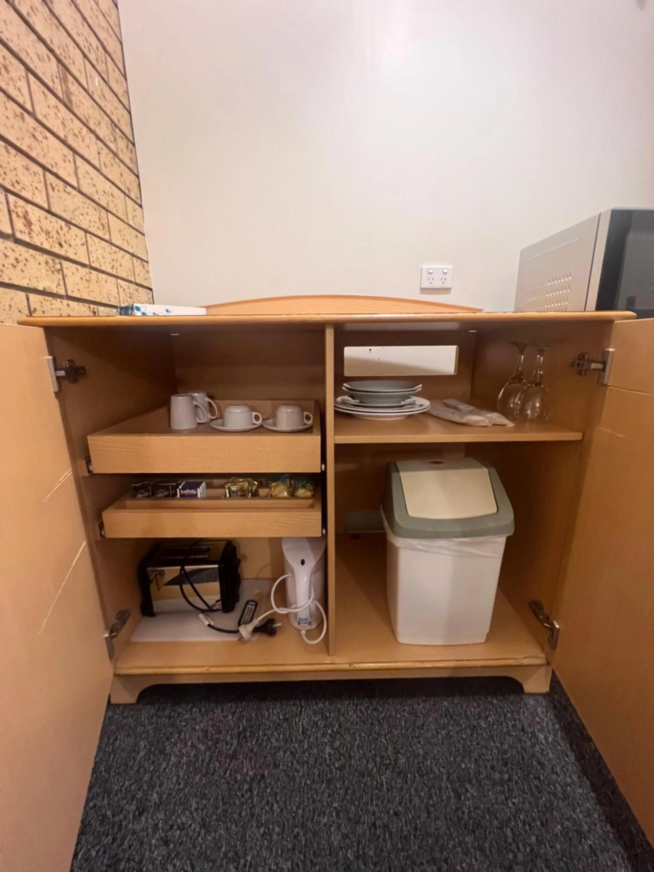 Kitchen or kitchenette in OVERLANDER MOTOR LODGE