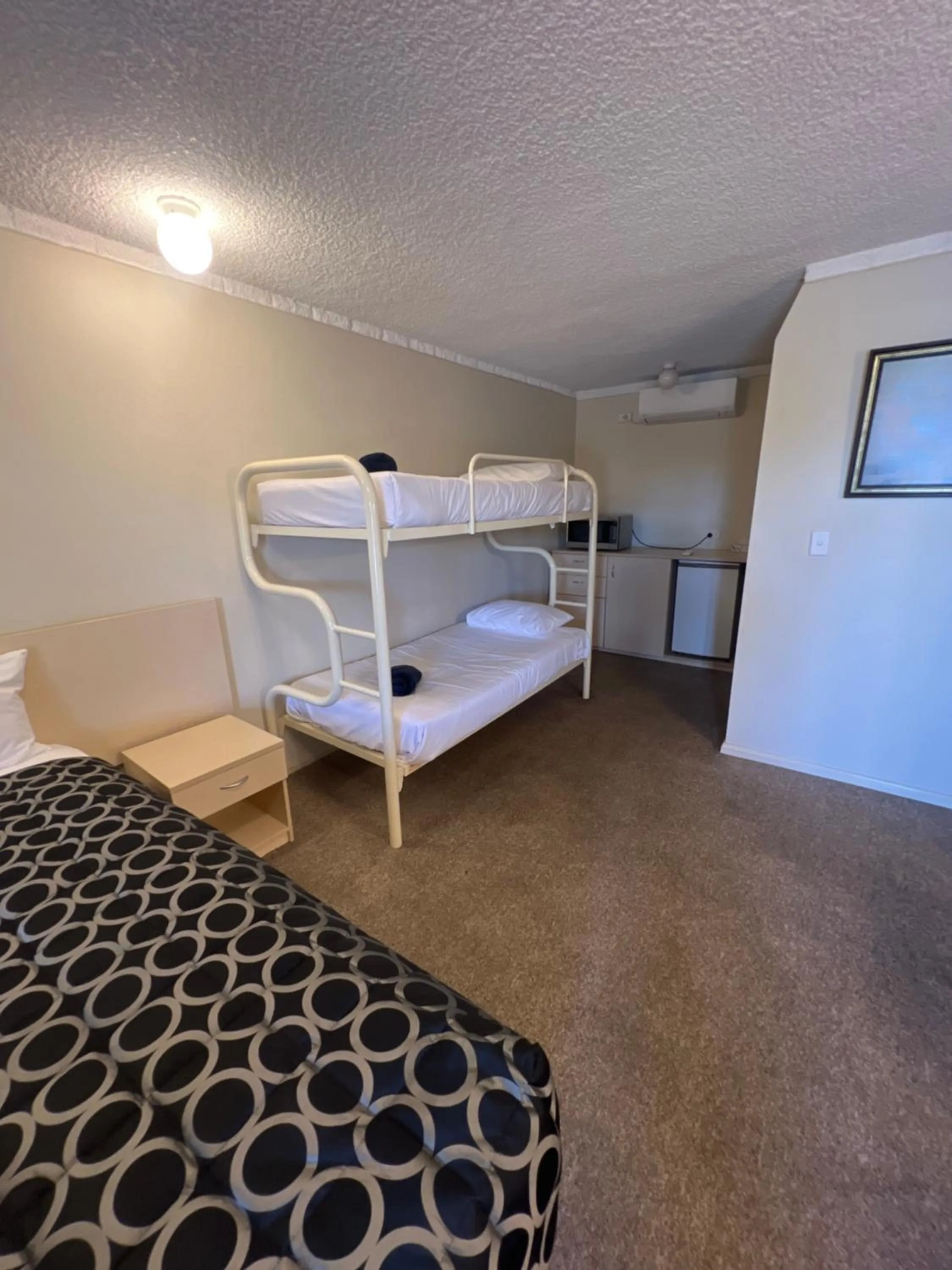 bunk bed, Bed in OVERLANDER MOTOR LODGE