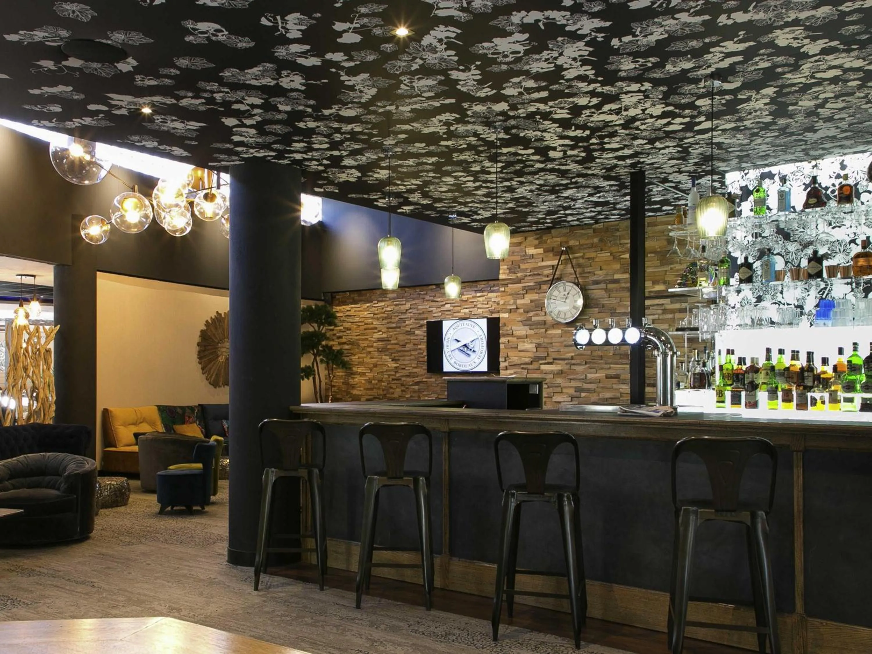 Lounge or bar in Mercure Bordeaux Aéroport