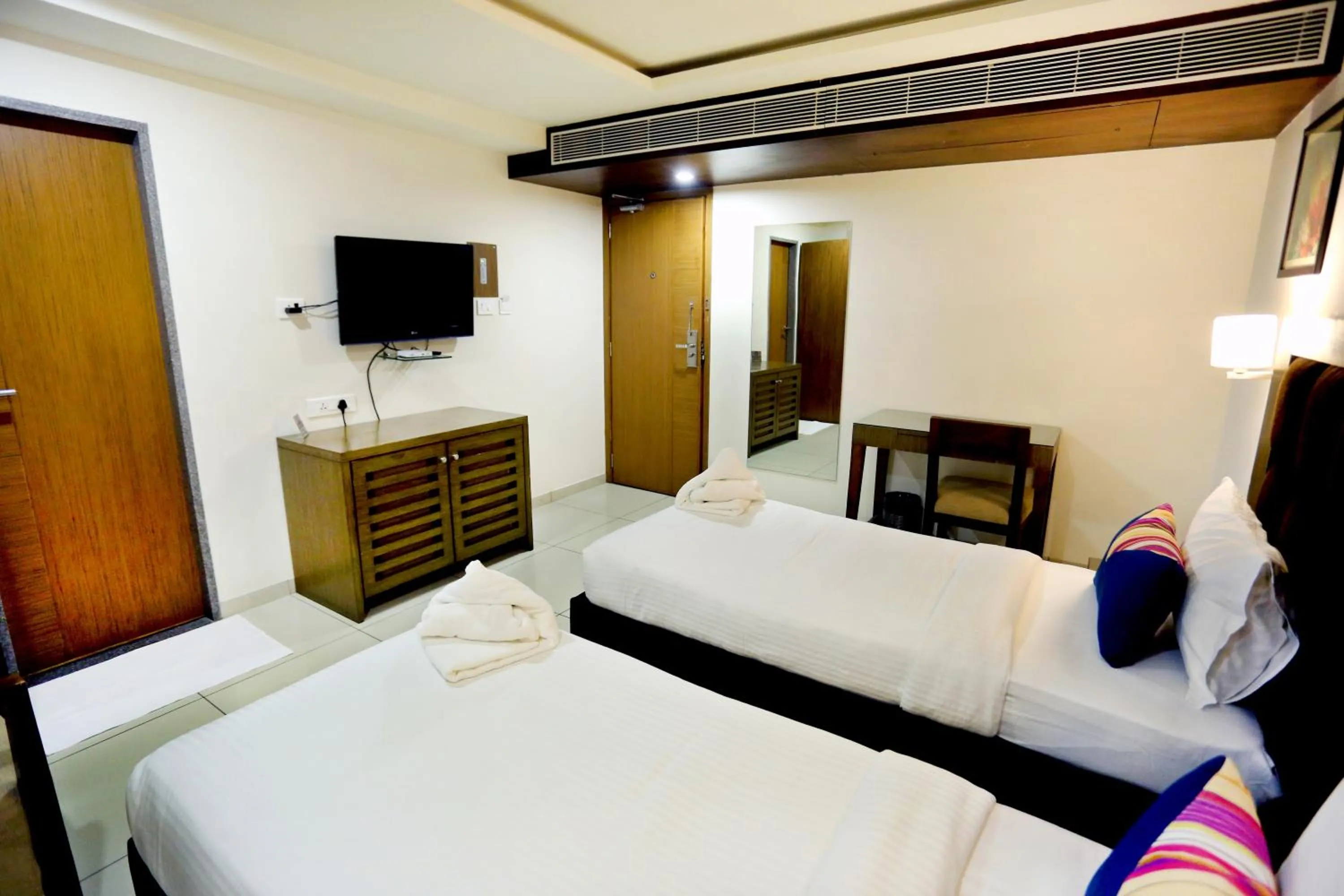 Communal lounge/ TV room, Bed in The Park Residency