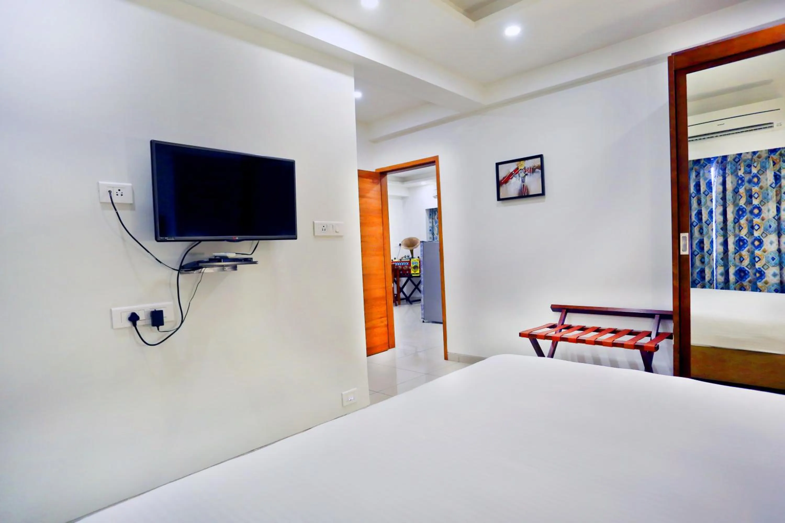 Communal lounge/ TV room, Bed in The Park Residency