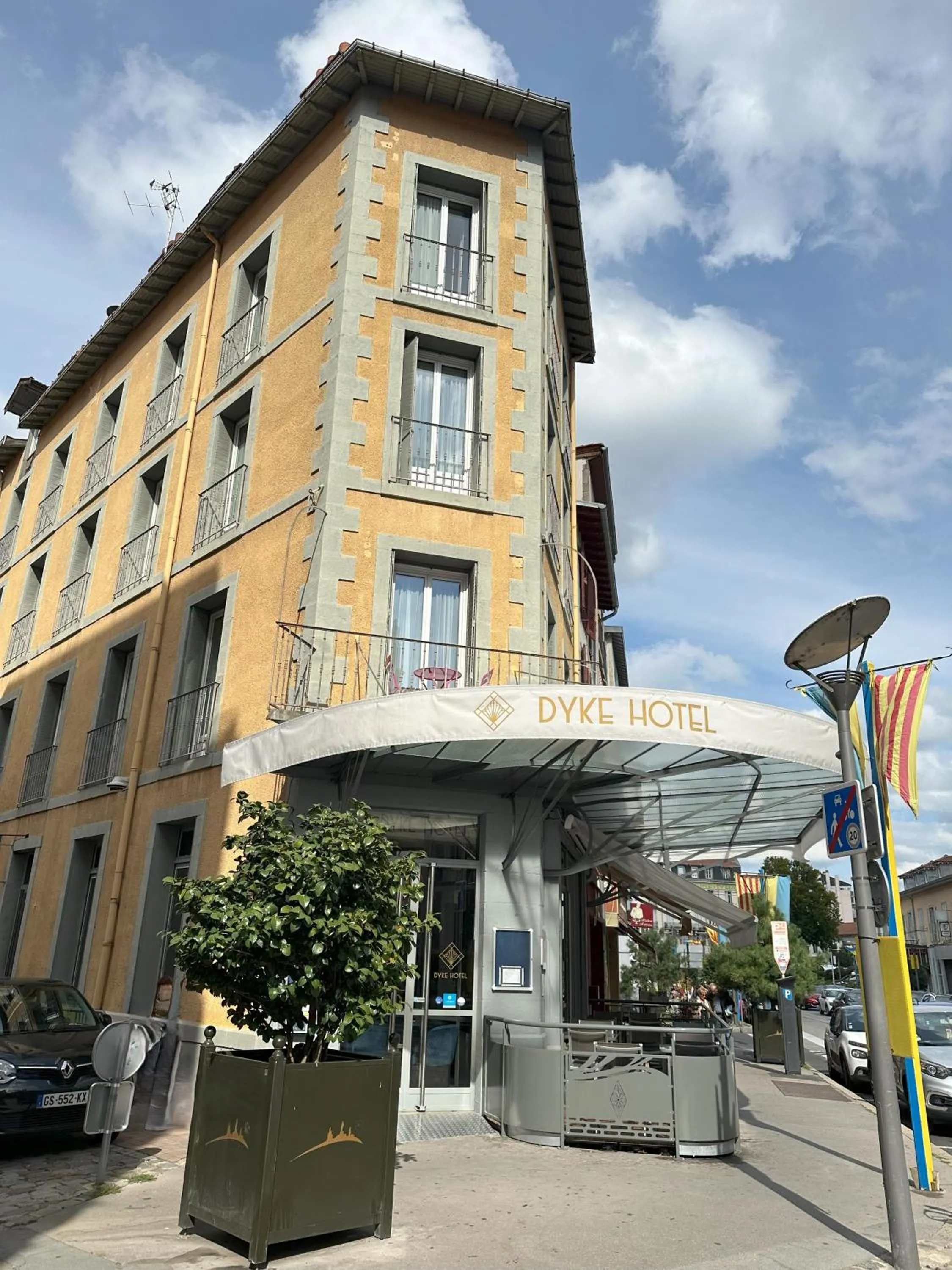 Property building in Dyke Hotel