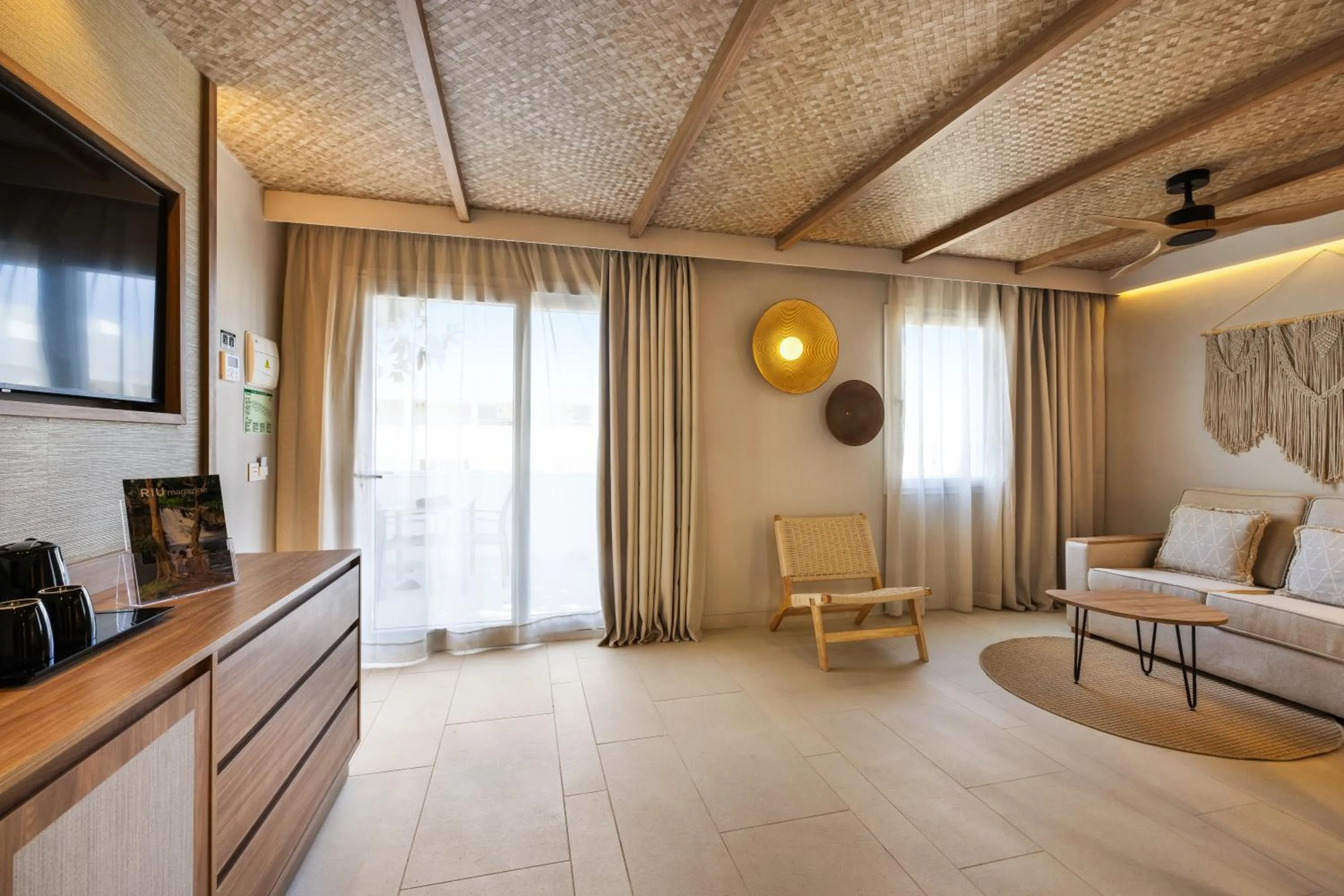 Seating area in Hotel Riu Palace La Mola