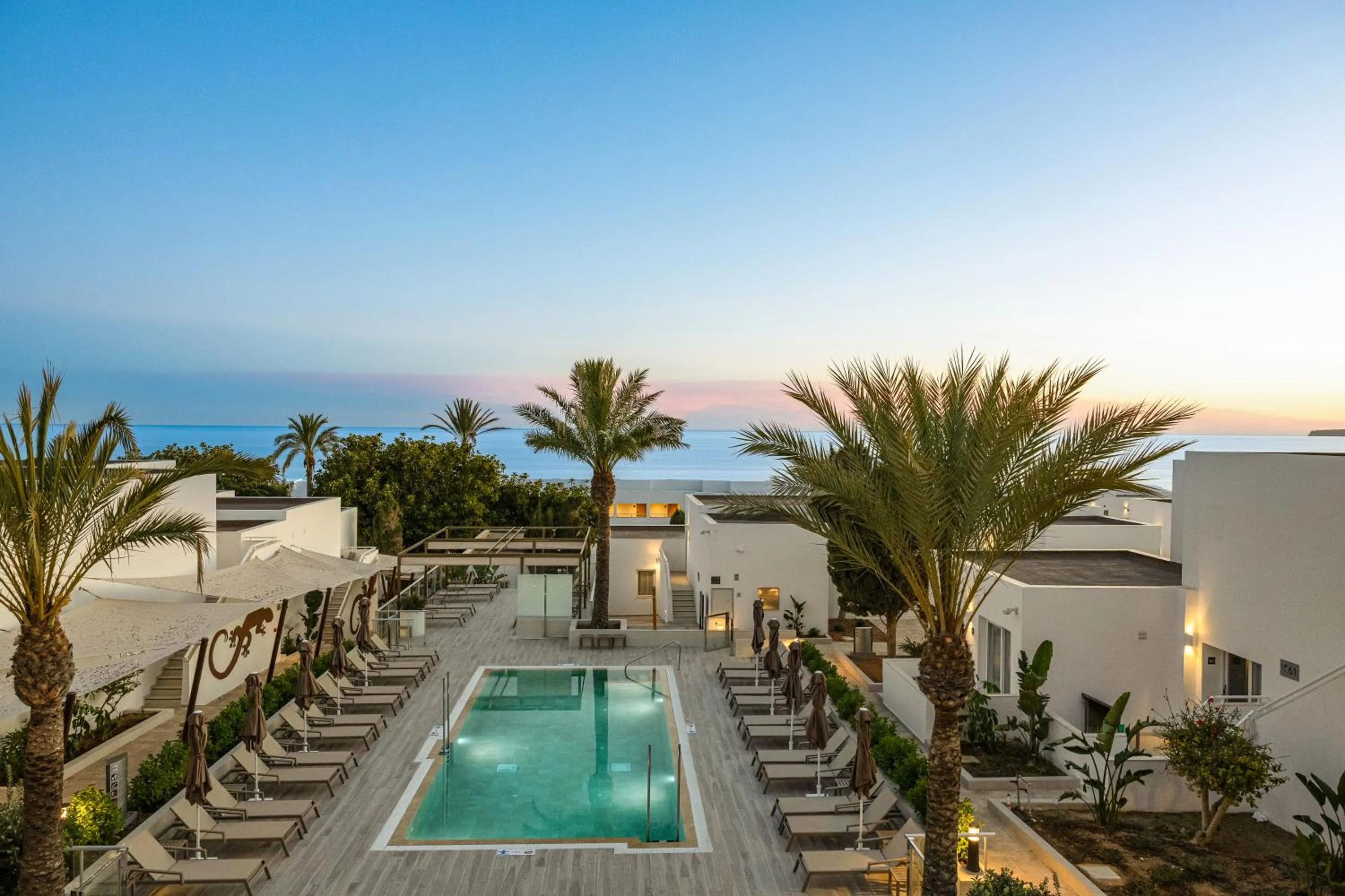 Swimming pool in Hotel Riu Palace La Mola