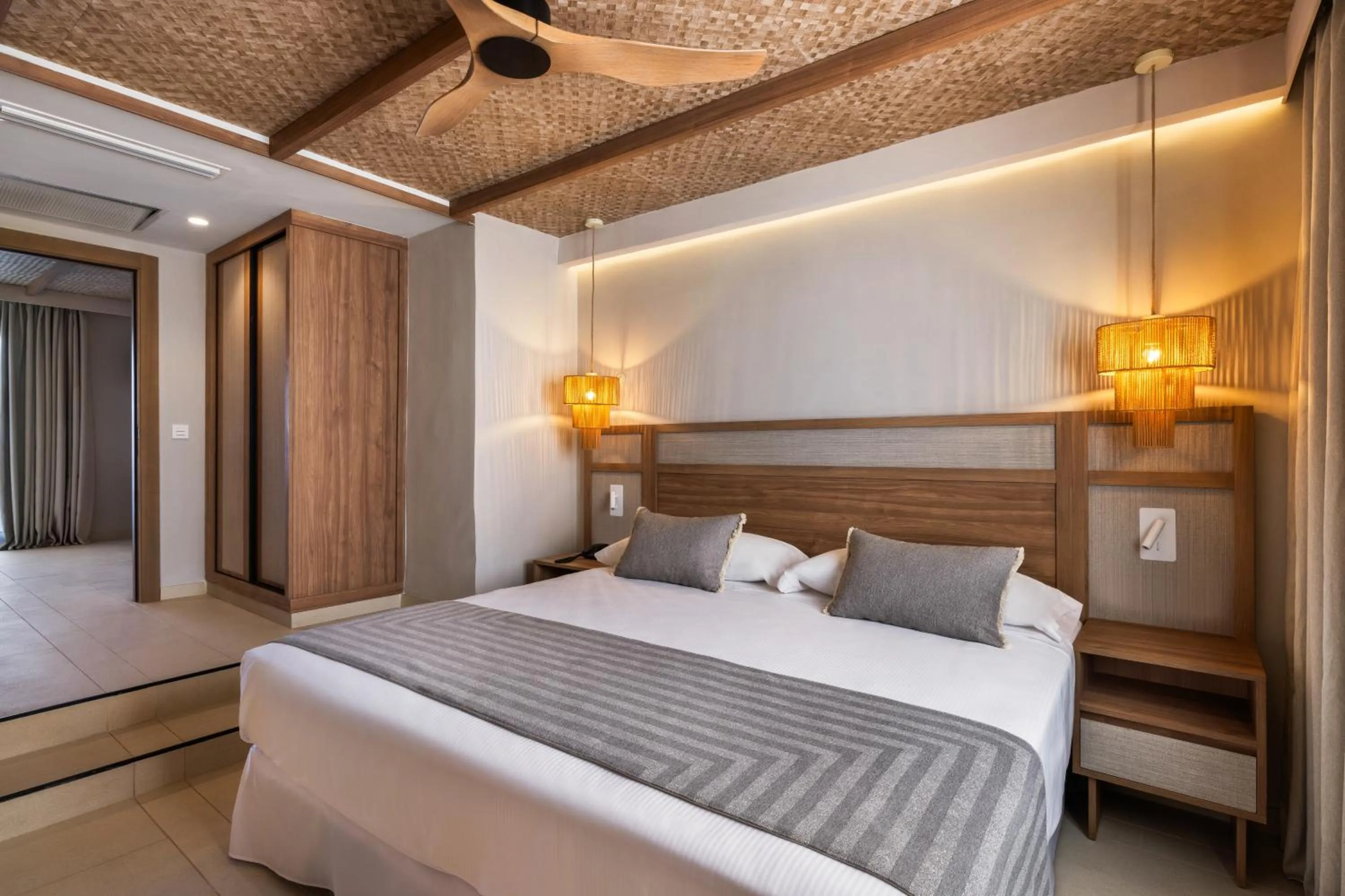 Photo of the whole room, Bed in Hotel Riu Palace La Mola