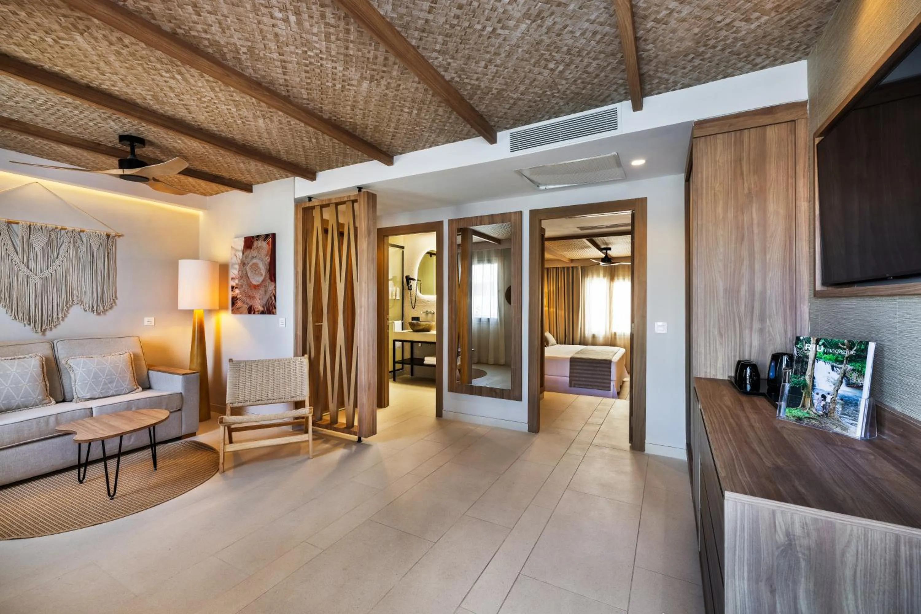 Photo of the whole room, Bed in Hotel Riu Palace La Mola