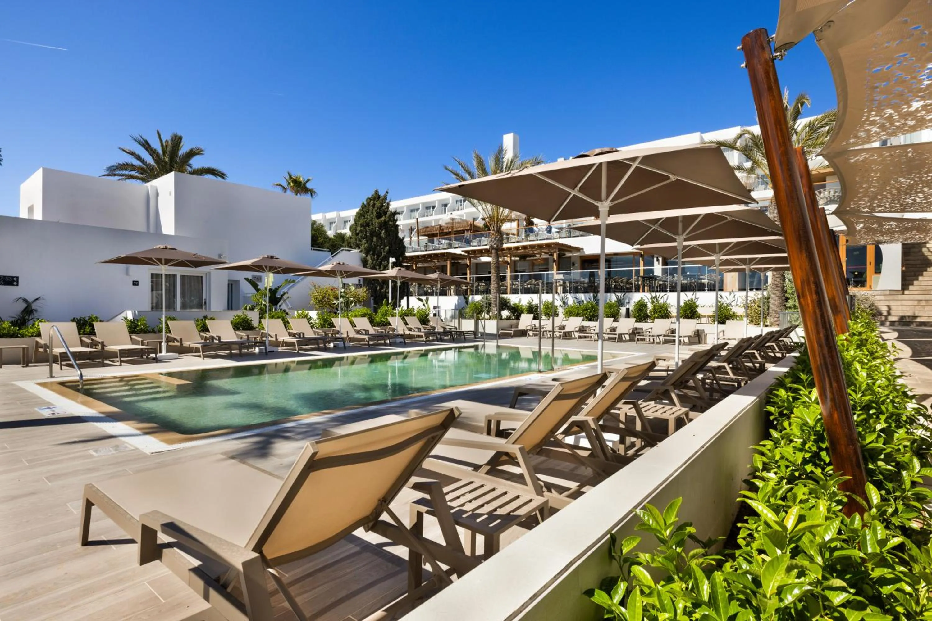 Swimming pool in Hotel Riu Palace La Mola