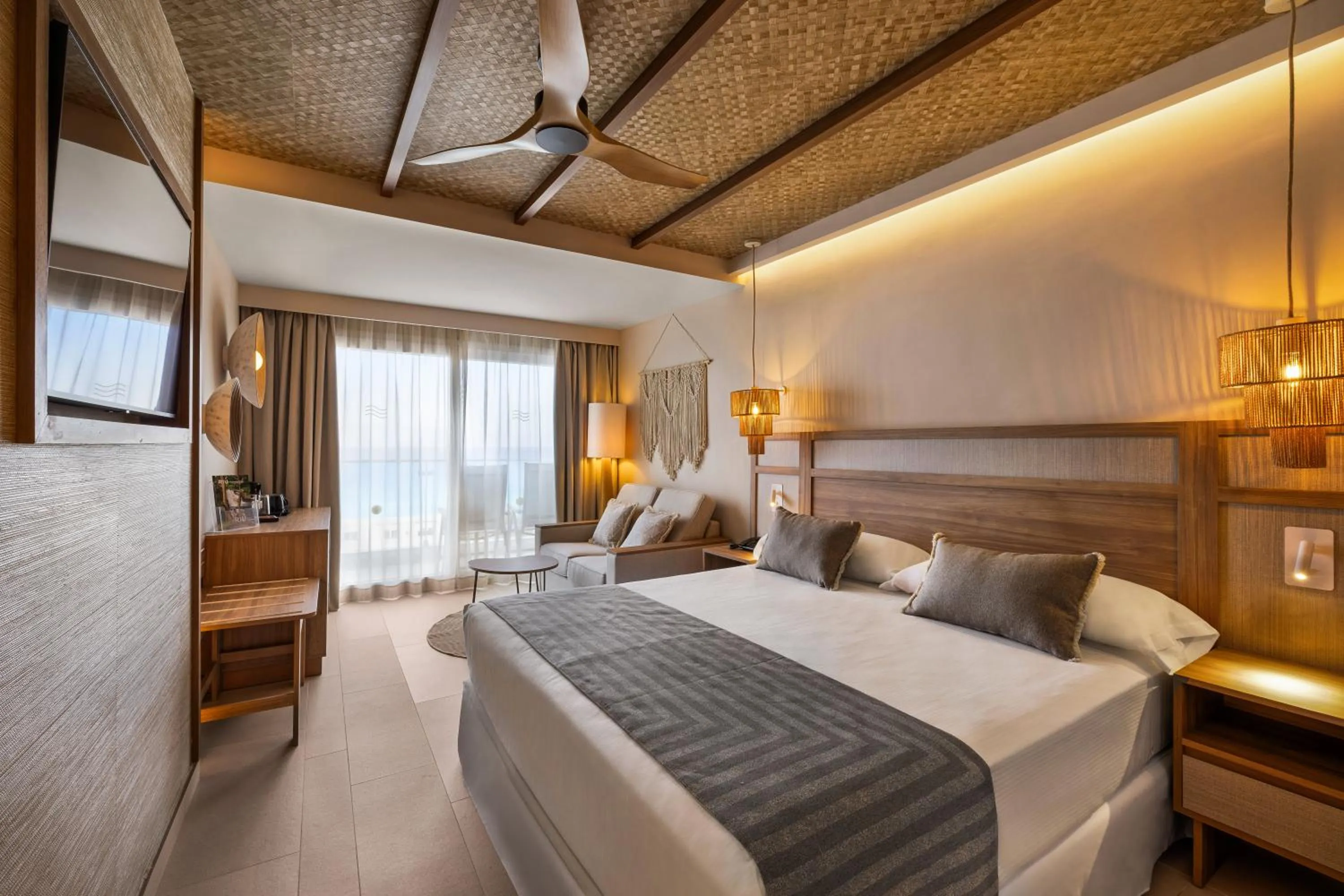 Bedroom, Bed in Hotel Riu Palace La Mola