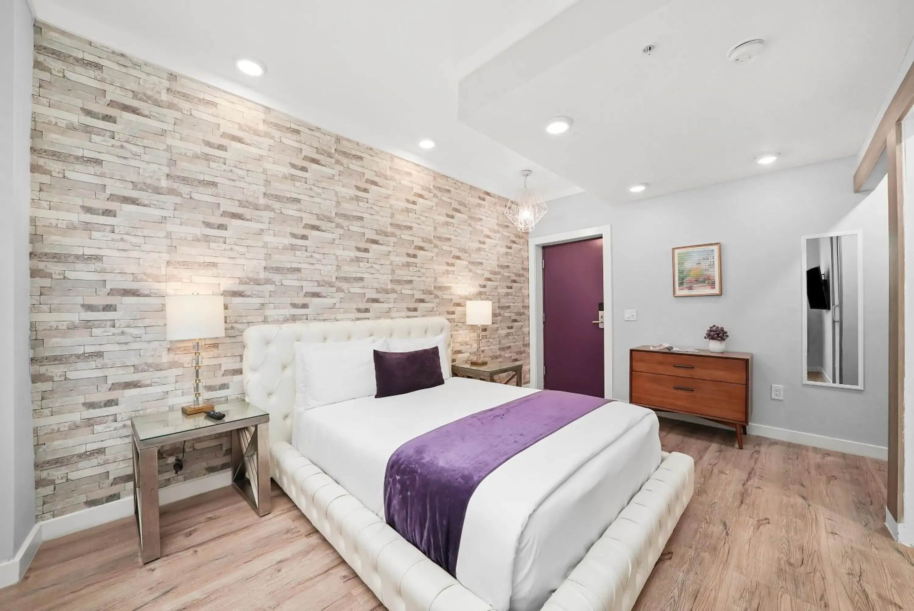 Accessible Standard Queen Room in Shelley Hotel Accessible Standard Queen Room in Shelley Hotel