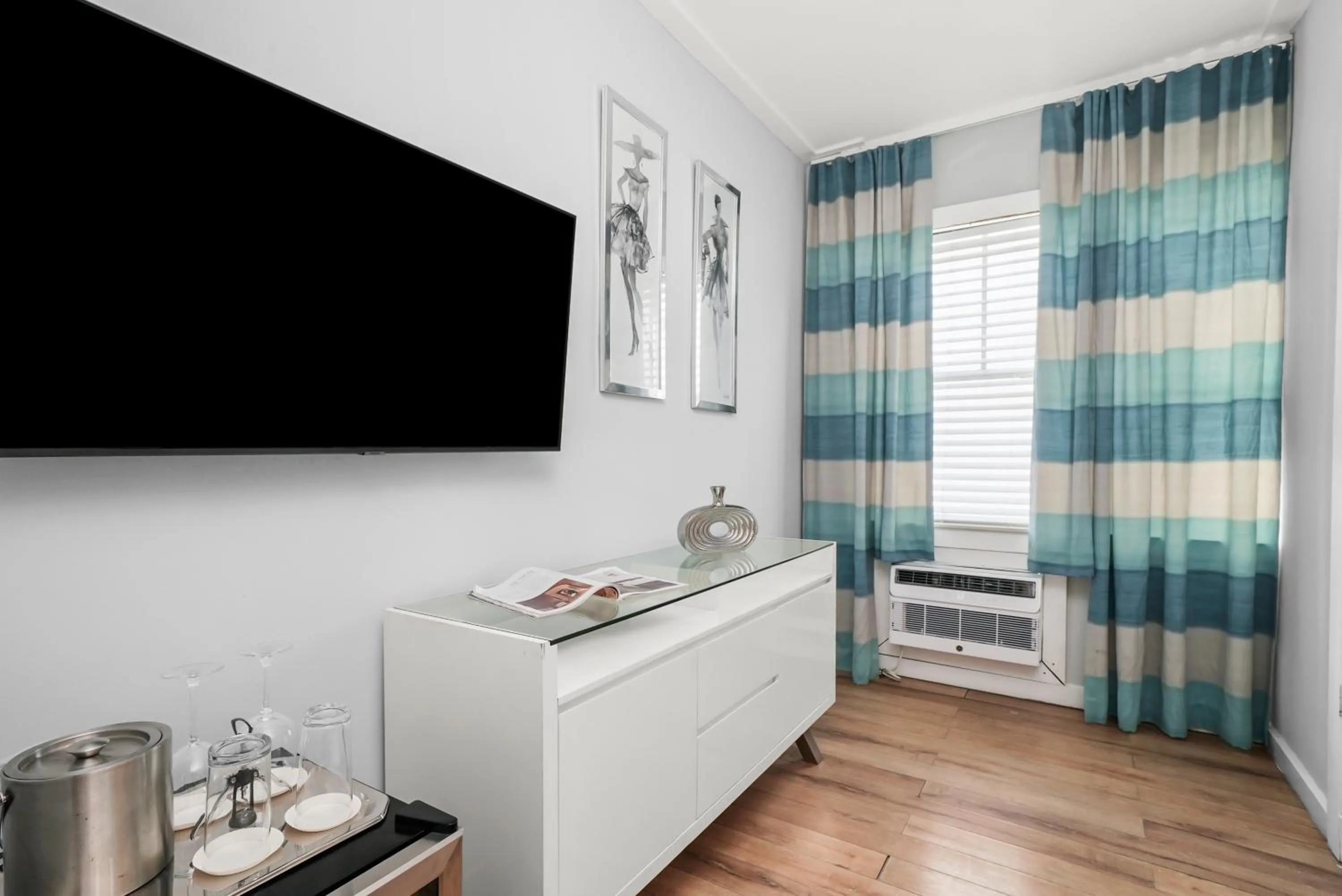 Bedroom in Shelley Hotel