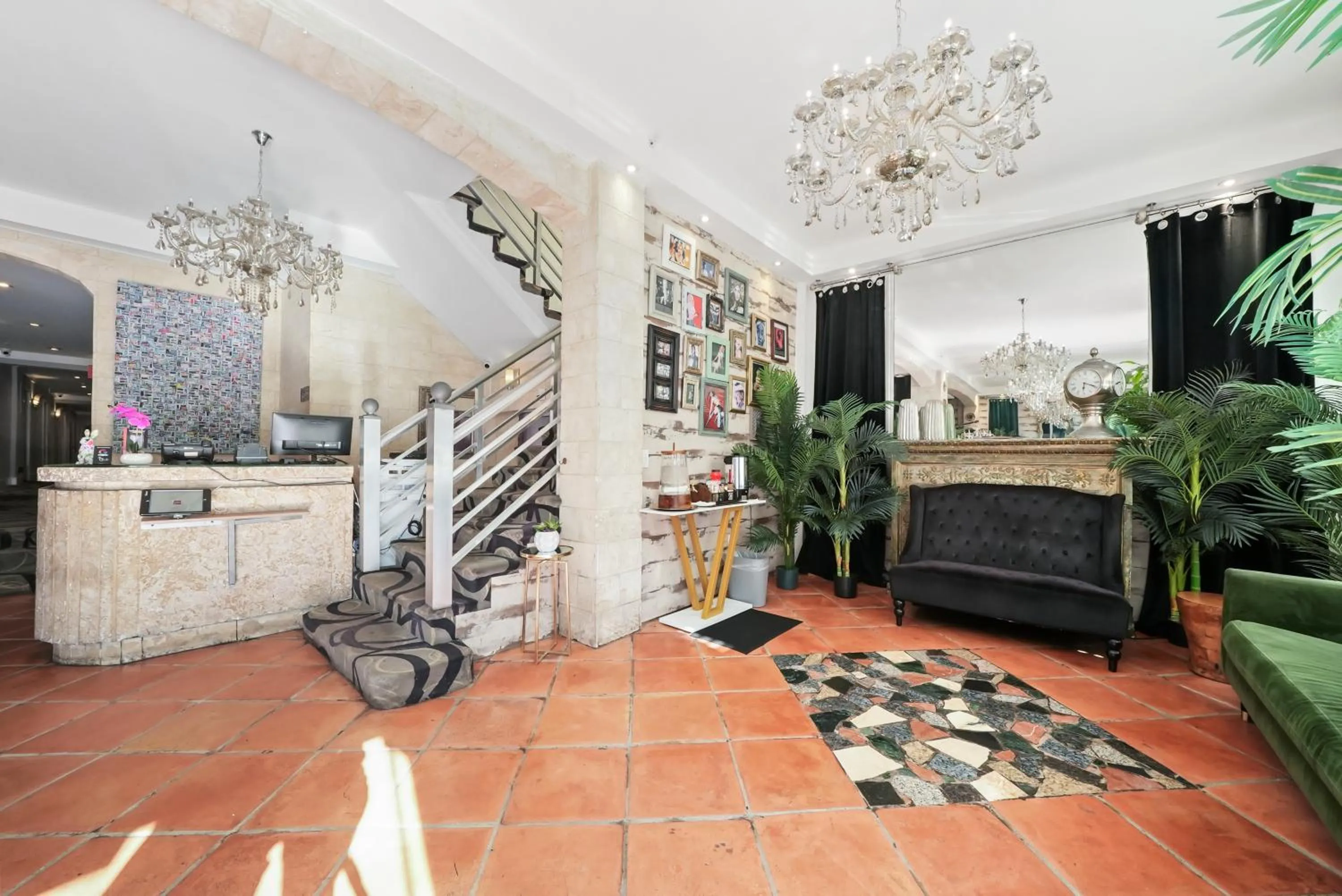 Lobby or reception in Shelley Hotel