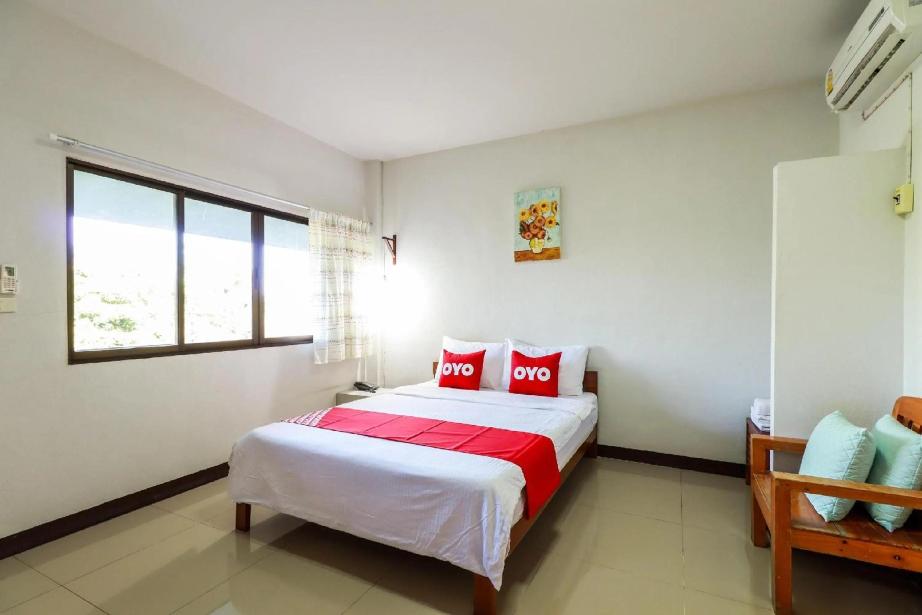 Photo of the whole room, Bed in Dnk Baan Suan