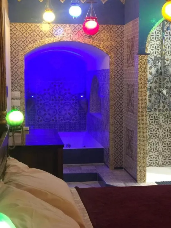 Hot Tub, Bed in La Casa di Emanuella - Rooms & International Suites