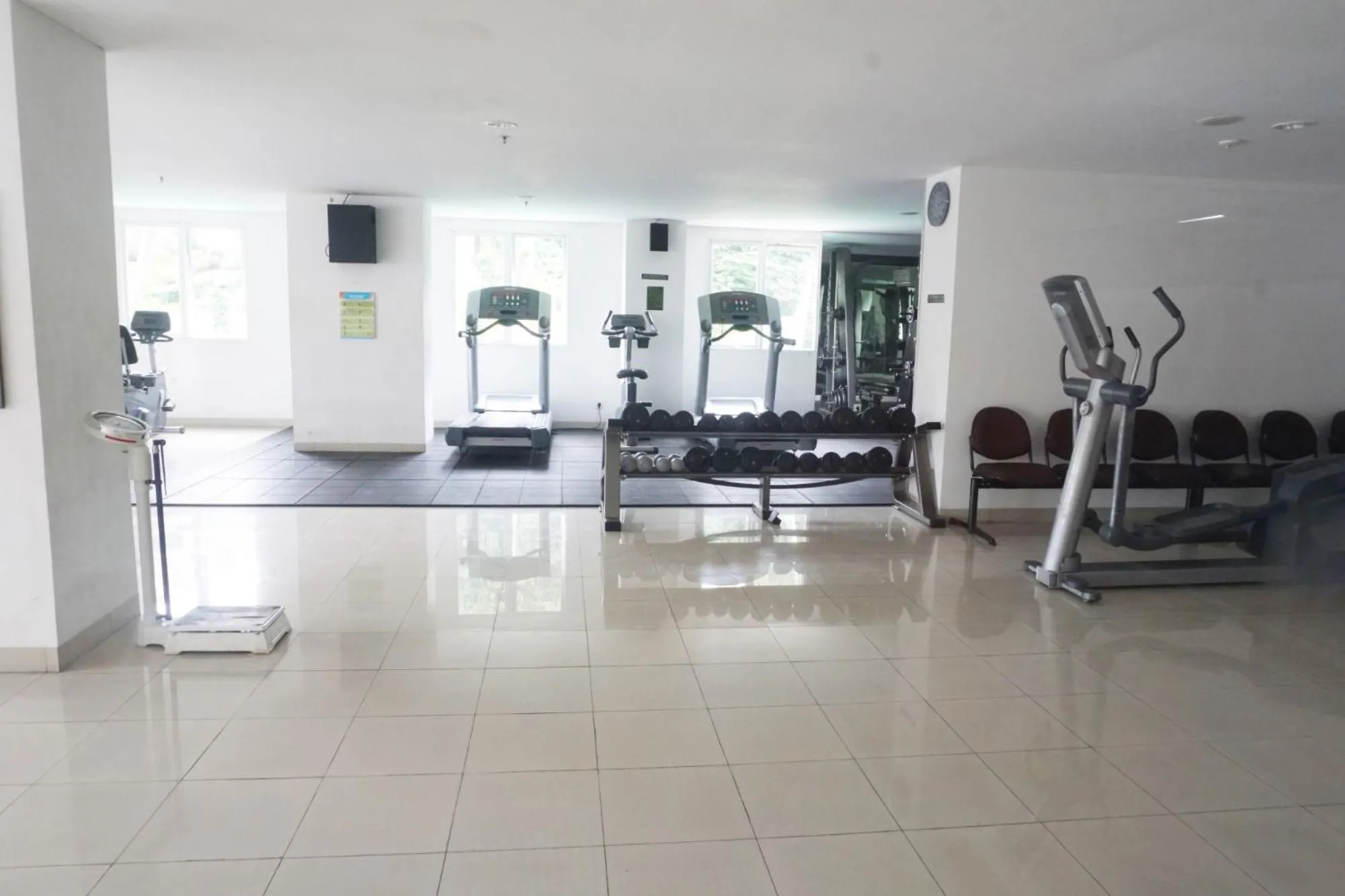 Fitness centre/facilities in Stylish 1BR near ITB University at Dago Suites Apartment By Travelio